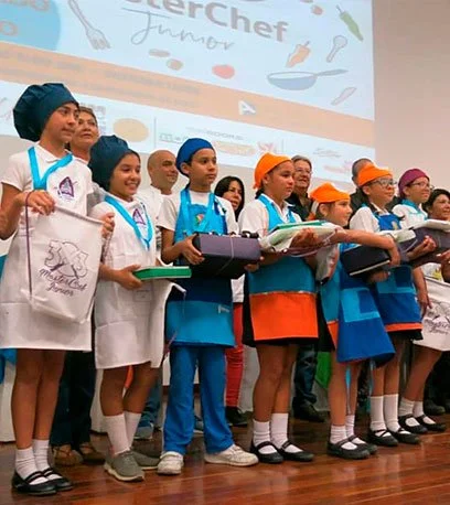 Apoyando en la premiación del III Concurso Culinario 3 x 3 del Andiep Junior MasterChef 