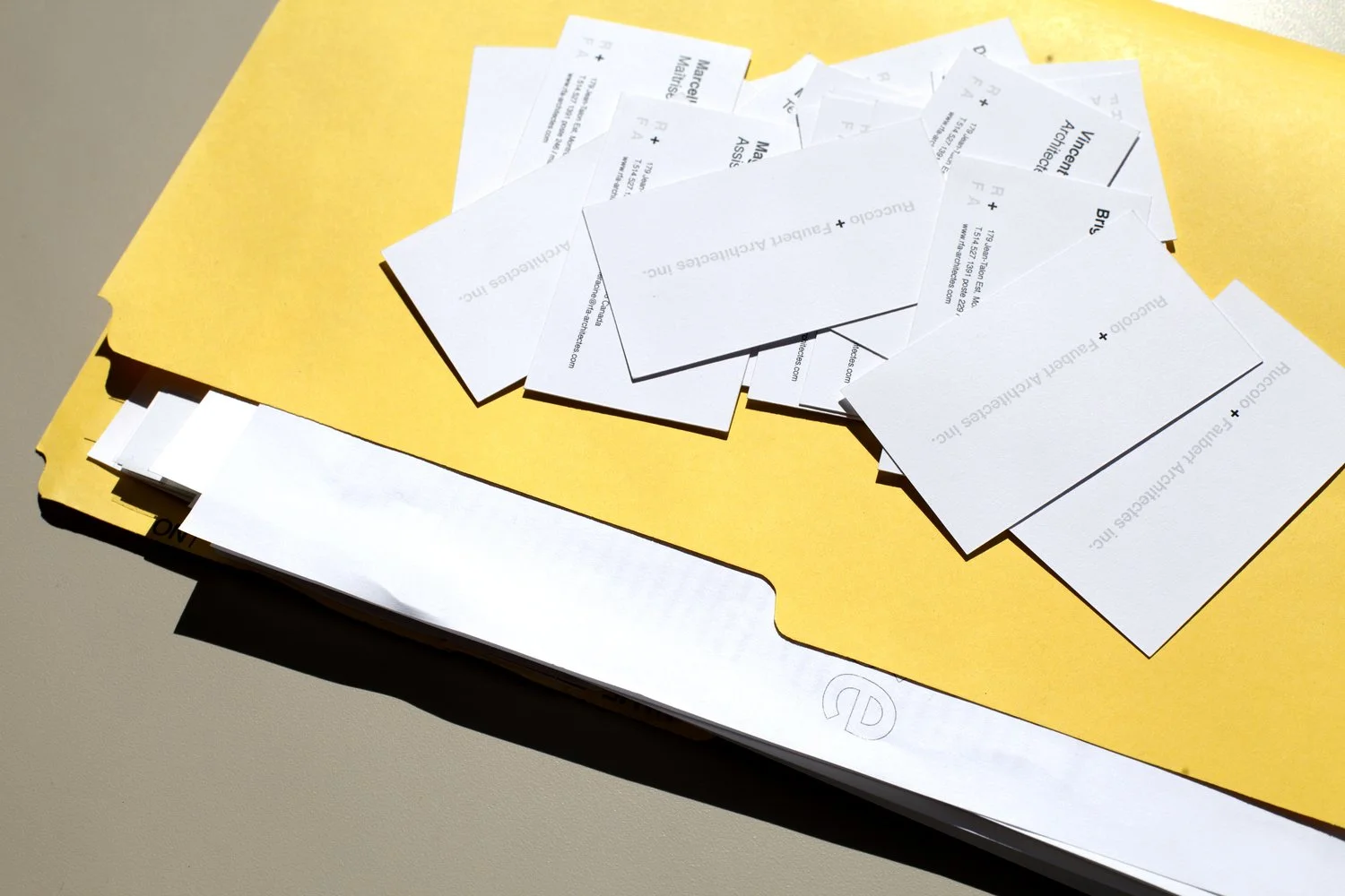 RFA joue cartes sur table