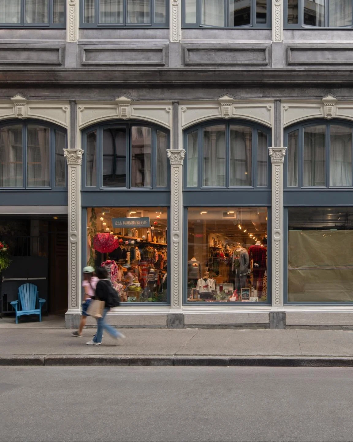 Une id&eacute;e forte : faire dialoguer pass&eacute; et pr&eacute;sent.

Plut&ocirc;t que d&rsquo;effacer les traces du temps, le projet les met en valeur. Les murs de pierre, les fa&ccedil;ades en fonte et les structures en bois sont conserv&eacute;