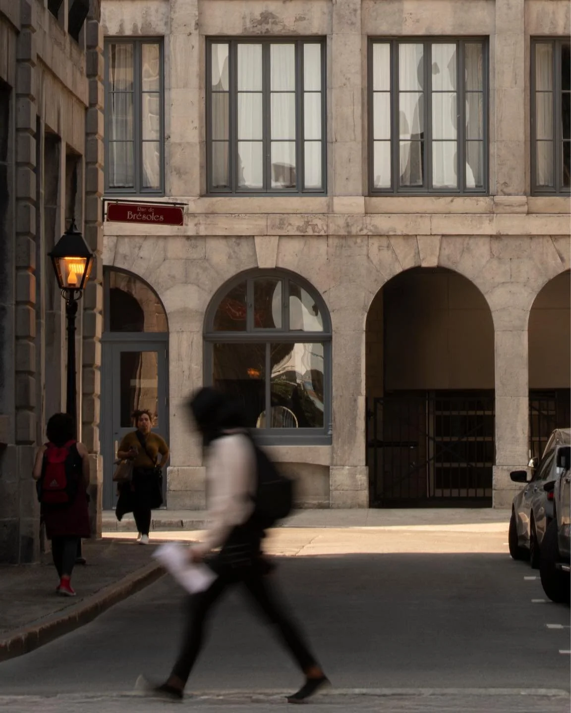 Deux adresses, deux &eacute;poques :
🏛 Rue Notre-Dame Ouest (1770)
🏛 Rue De Br&eacute;soles (1874)

Ces t&eacute;moins du pass&eacute; forment aujourd&rsquo;hui un ensemble harmonieux respectueux de leur histoire et tourn&eacute; vers l&rsquo;aveni