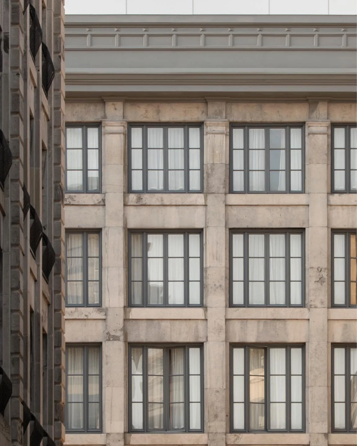 L&rsquo;H&ocirc;tel Lambert illustre une vision durable de l&rsquo;architecture en misant sur l&rsquo;optimisation de la lumi&egrave;re et de la ventilation naturelle, le respect des normes sismiques et incendie et la r&eacute;utilisation des structu