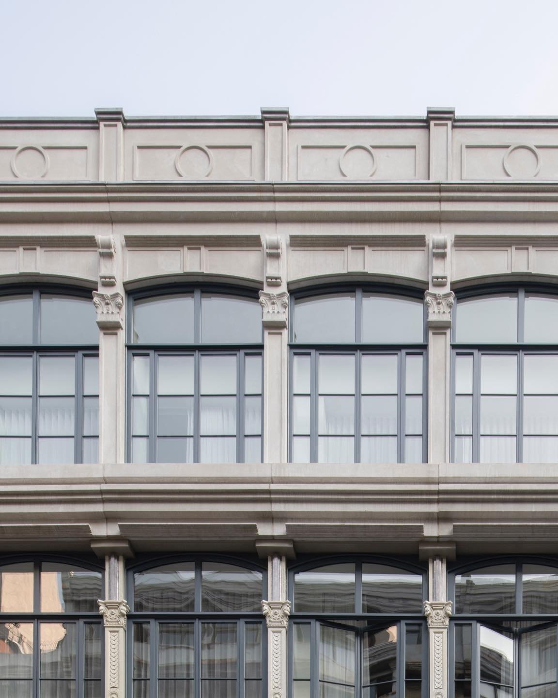 Un dialogue entre les mat&eacute;riaux d&rsquo;hier et d&rsquo;aujourd&rsquo;hui permet de cr&eacute;er une esth&eacute;tique intemporelle.

#Mat&eacute;riauxNobles #Contraste&Eacute;l&eacute;gant #ArchitectureContemporaine

📷 Swipe pour voir plus d