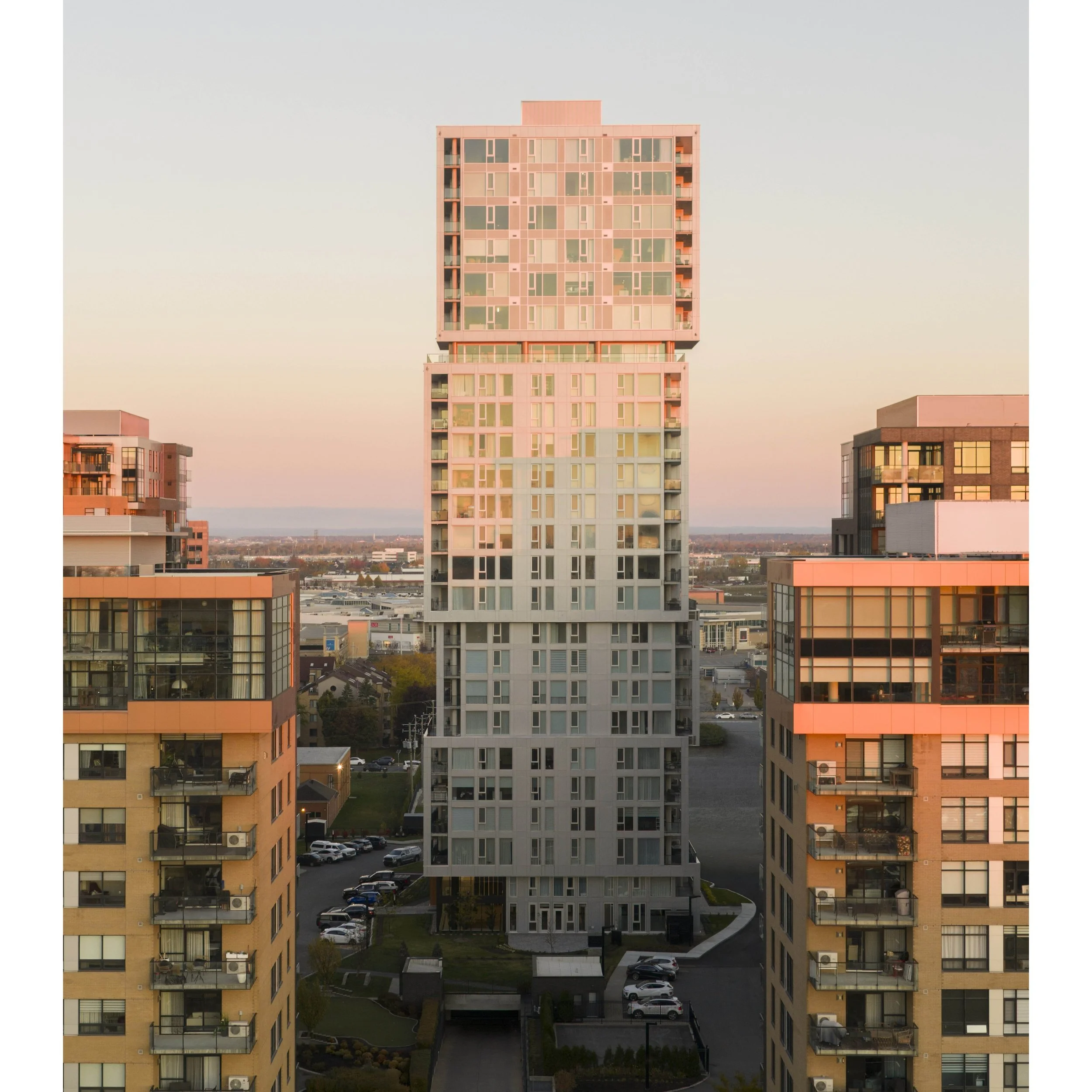 UNE SIGNATURE DANS LE PAYSAGE

Sa silhouette &eacute;lanc&eacute;e, son rythme architectural et sa mat&eacute;rialit&eacute; permettent &agrave; SUMUM d&rsquo;affirmer sa propre identit&eacute; au sein du d&eacute;veloppement Viva et de participer au