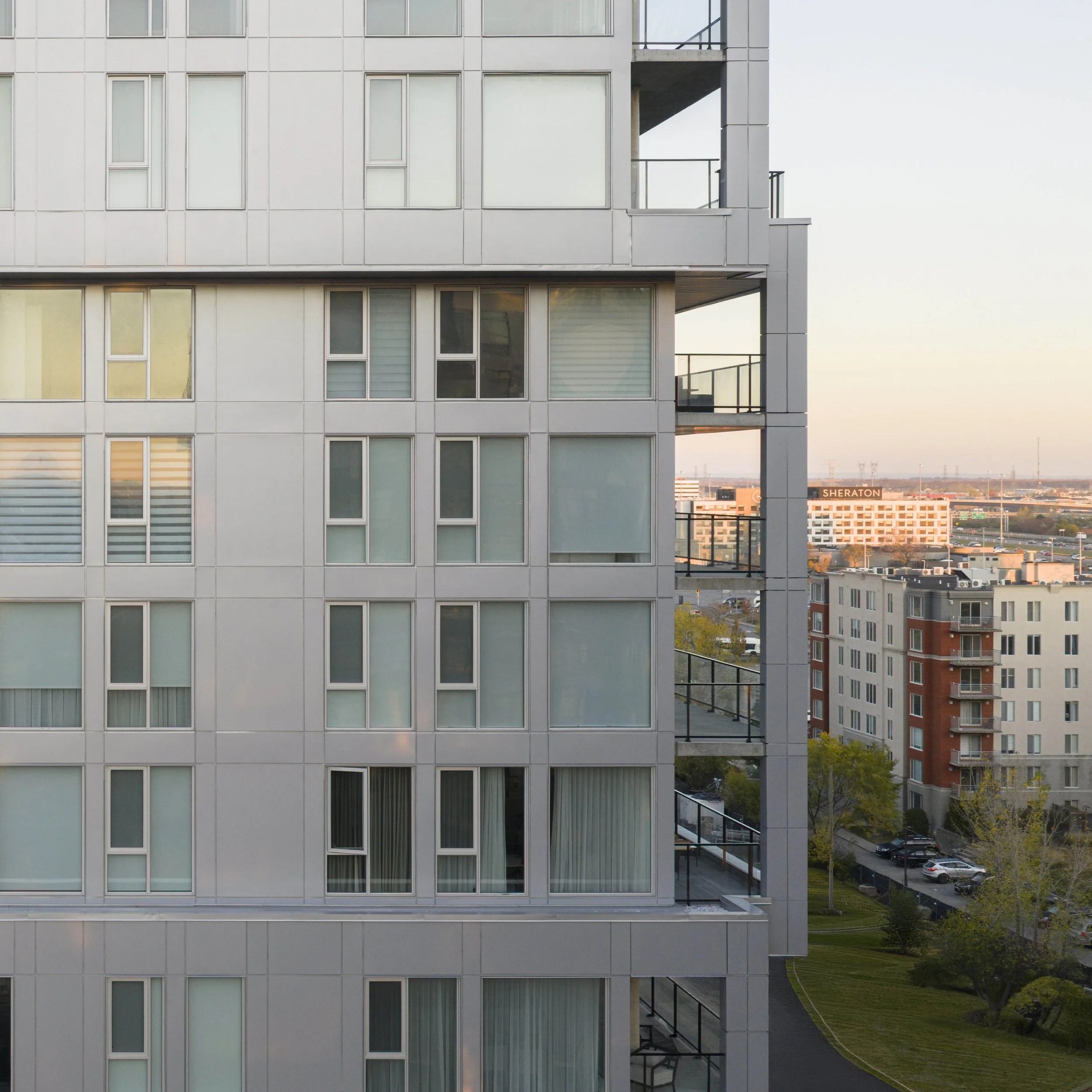 S&rsquo;INSCRIRE DANS UN ENSEMBLE

Les d&eacute;coupes entre les volumes ouvrent des perspectives vers le territoire lavallois et mettent en relation l&rsquo;&eacute;chelle de la tour avec celle du quartier.

Cr&eacute;dit photo : @davidboyer.photogr