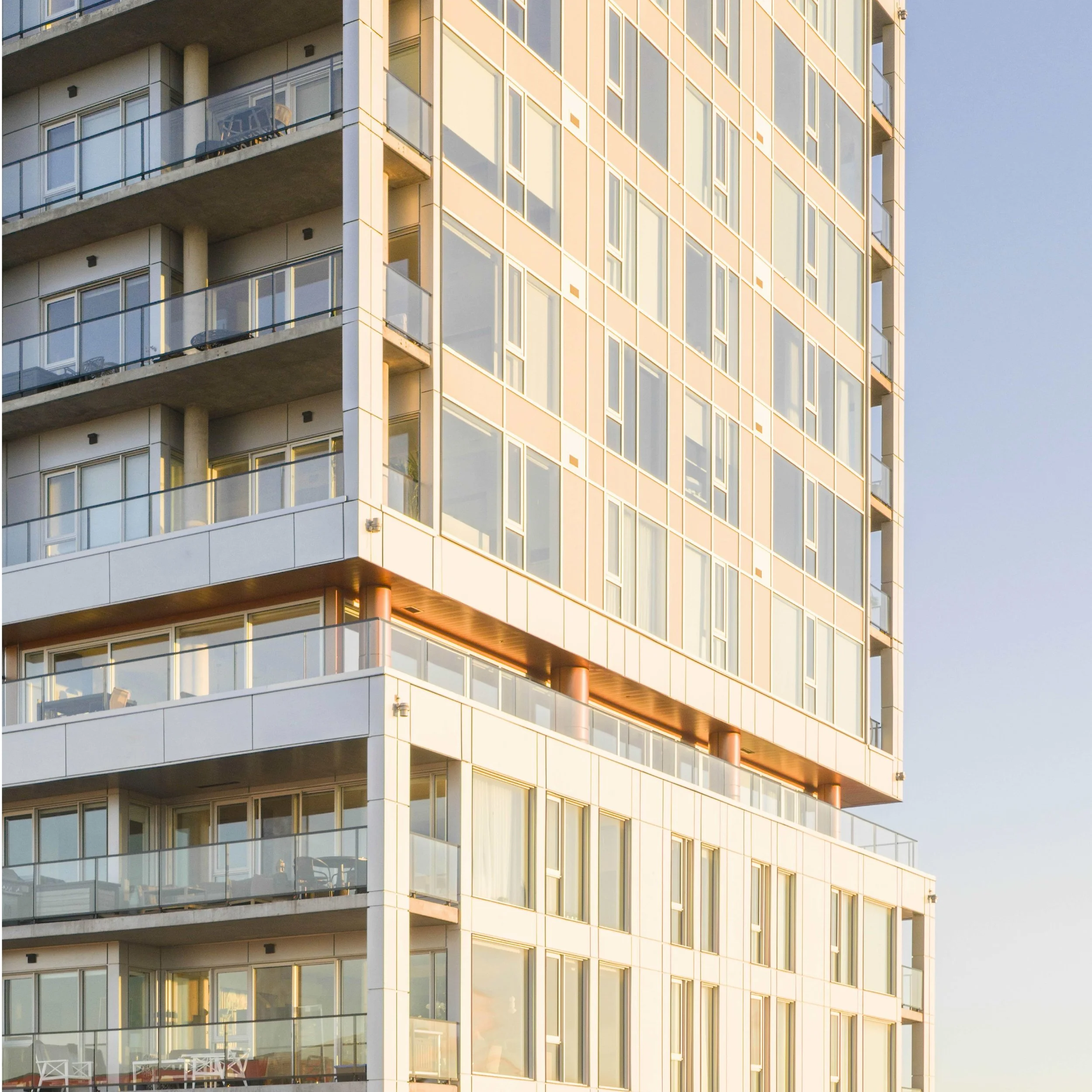 UNE TOUR, PLUSIEURS &Eacute;CHELLES

La tour conjugue verticalit&eacute; et variations volum&eacute;triques. Balcons, retraits et changements de trame viennent ponctuer l&rsquo;&eacute;l&eacute;vation et en moduler la lecture.

Cr&eacute;dit photo : 