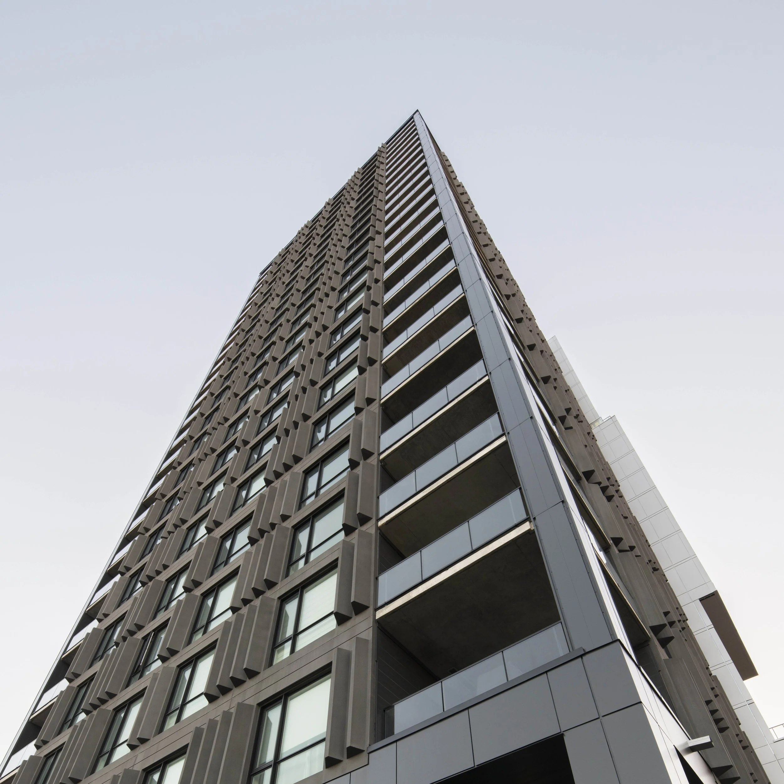 25 &Eacute;TAGES DE VERTICALIT&Eacute;

Avec sa silhouette &eacute;lanc&eacute;e, SUMUM affirme sa pr&eacute;sence dans le paysage et marque le point culminant du d&eacute;veloppement Viva Condos urbains.

Cr&eacute;dit photo : @davidboyer.photograph
