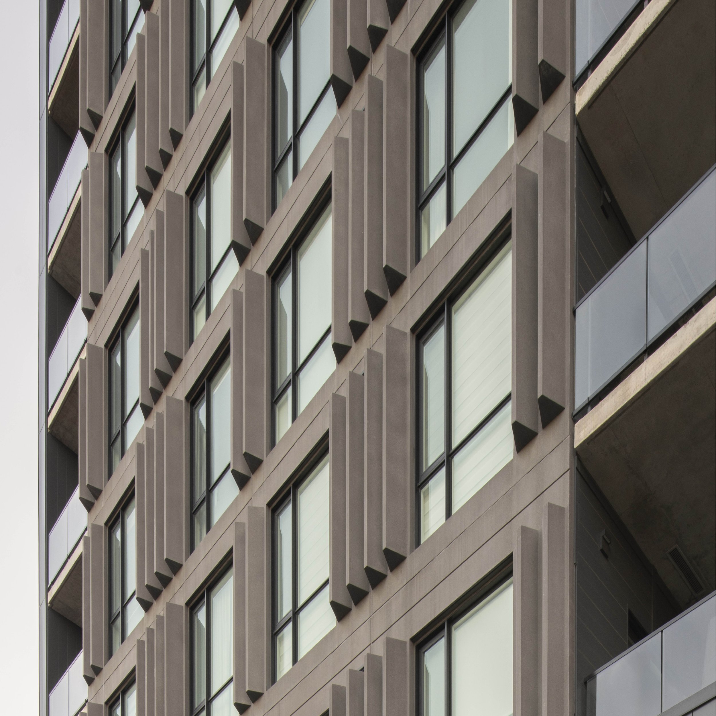 RYTHME + PROFONDEUR

Une enveloppe modul&eacute;e o&ugrave; ombre, relief et r&eacute;p&eacute;tition donnent profondeur &agrave; la fa&ccedil;ade.

Cr&eacute;dit photo : @davidboyer.photographe | Image recadr&eacute;e