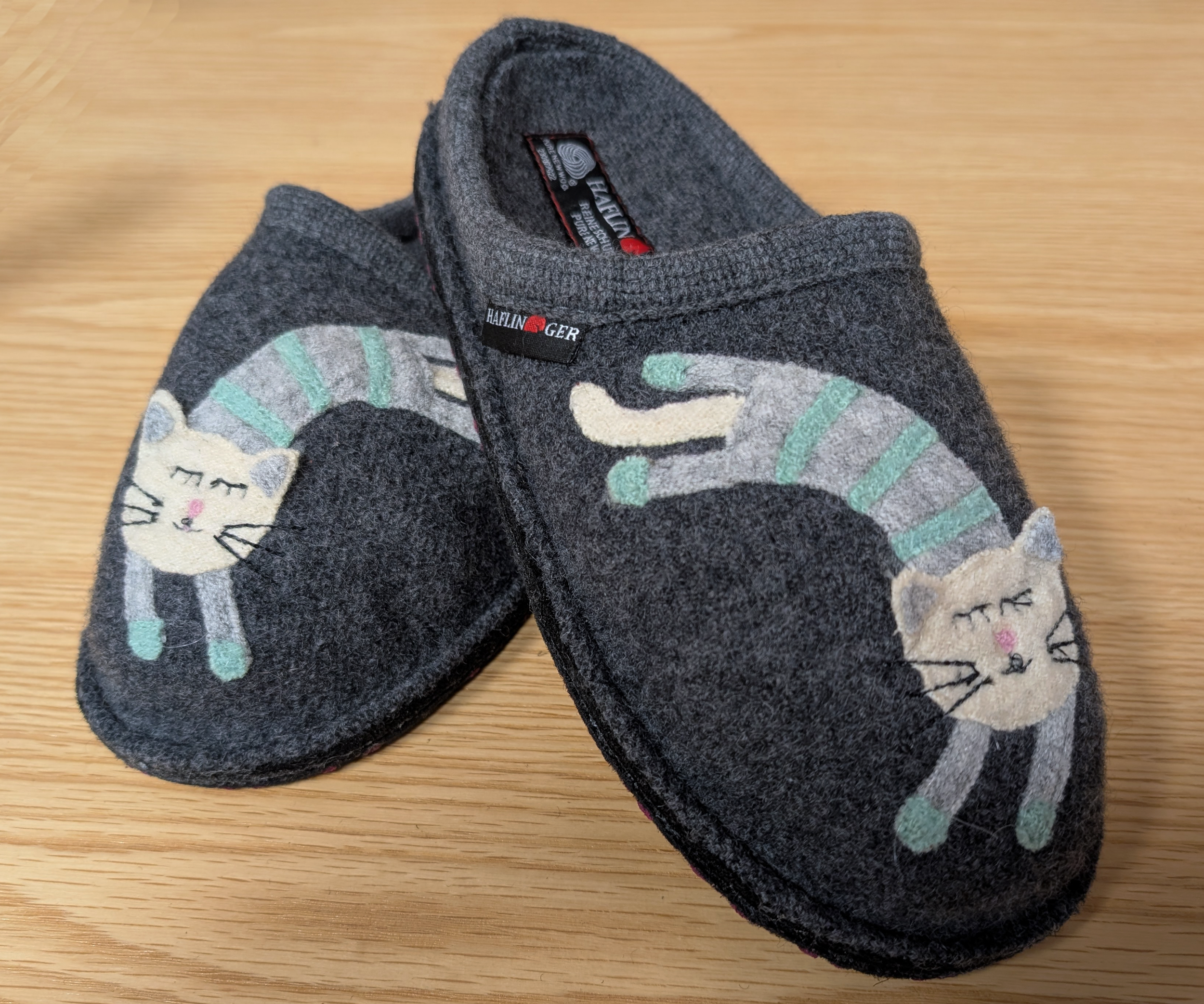 Haflinger slippers with cats prints