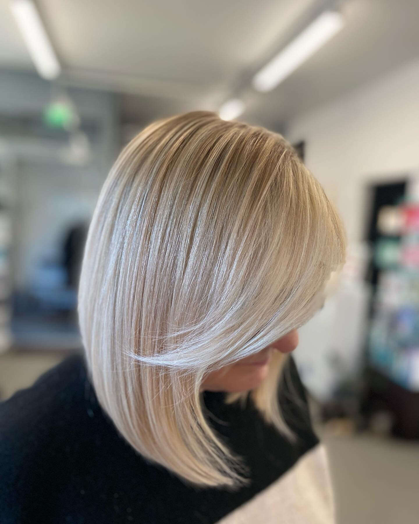 Ennen ja j&auml;lkeen 🤗
#hairbysavka @studiokivimaki 
#blondbob #blonde #blondespecialist #blondehighlights #hairoftheday #bob #bobhaircut #hairofinstagram #blondespecialist #polka #polkatukka #shorthair #paz #morevibrance #schwarzkopf #kampaamomart