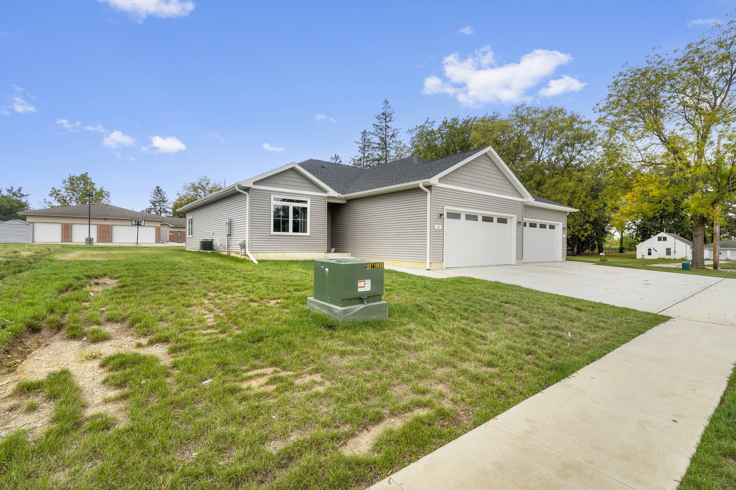 02-105 104 Bergen Dr.jpg