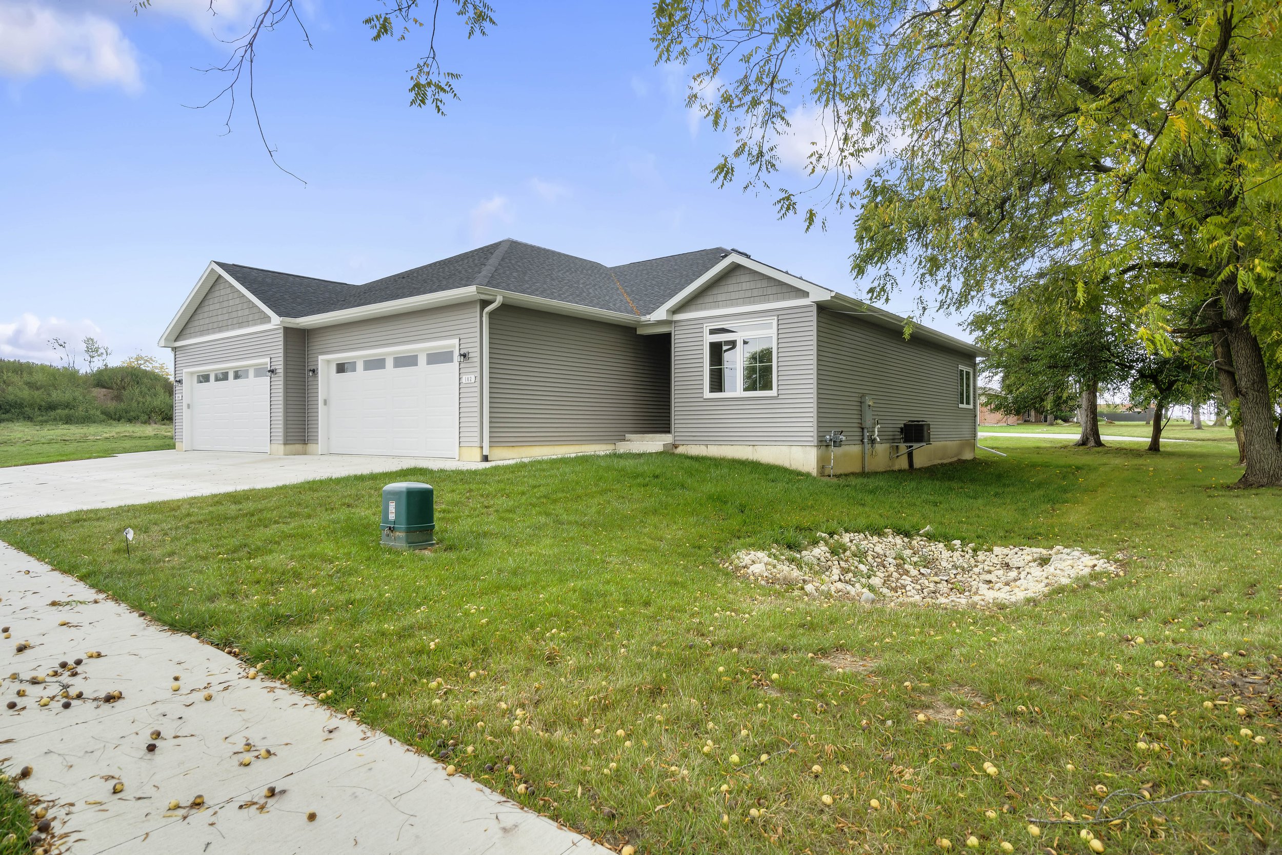 02-105 102 Bergen Dr.jpg