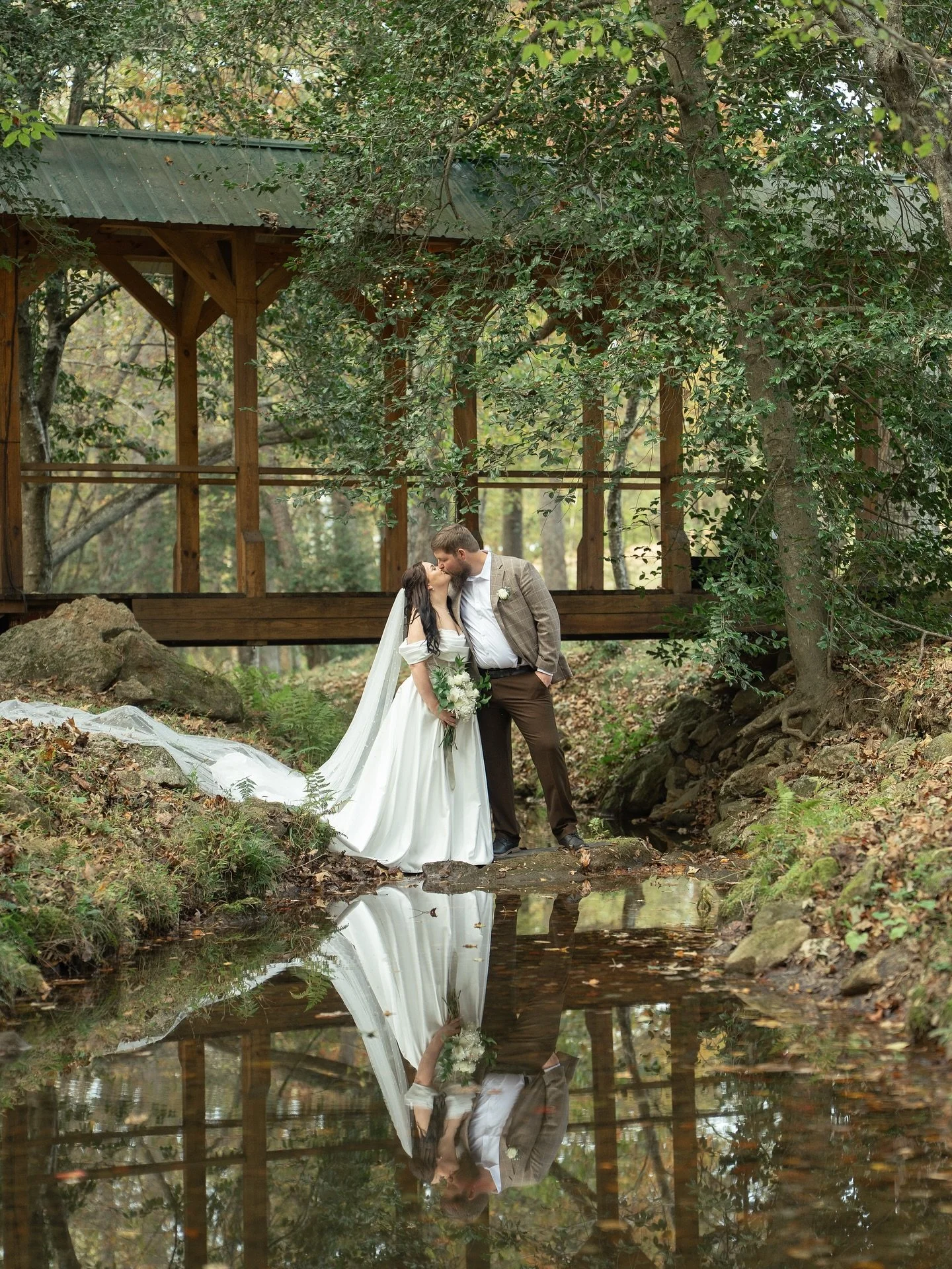 Ryan &amp; Madison Borgen got married on the most dreamy and chilly October day. I&rsquo;ll never get over the autumn colors, the beautiful sunset, &amp; sweet warmth of their love. 🍁✨

Venue: @theshedatquiethollow
Dress: @tullebridal_lkn
Bridesmaid