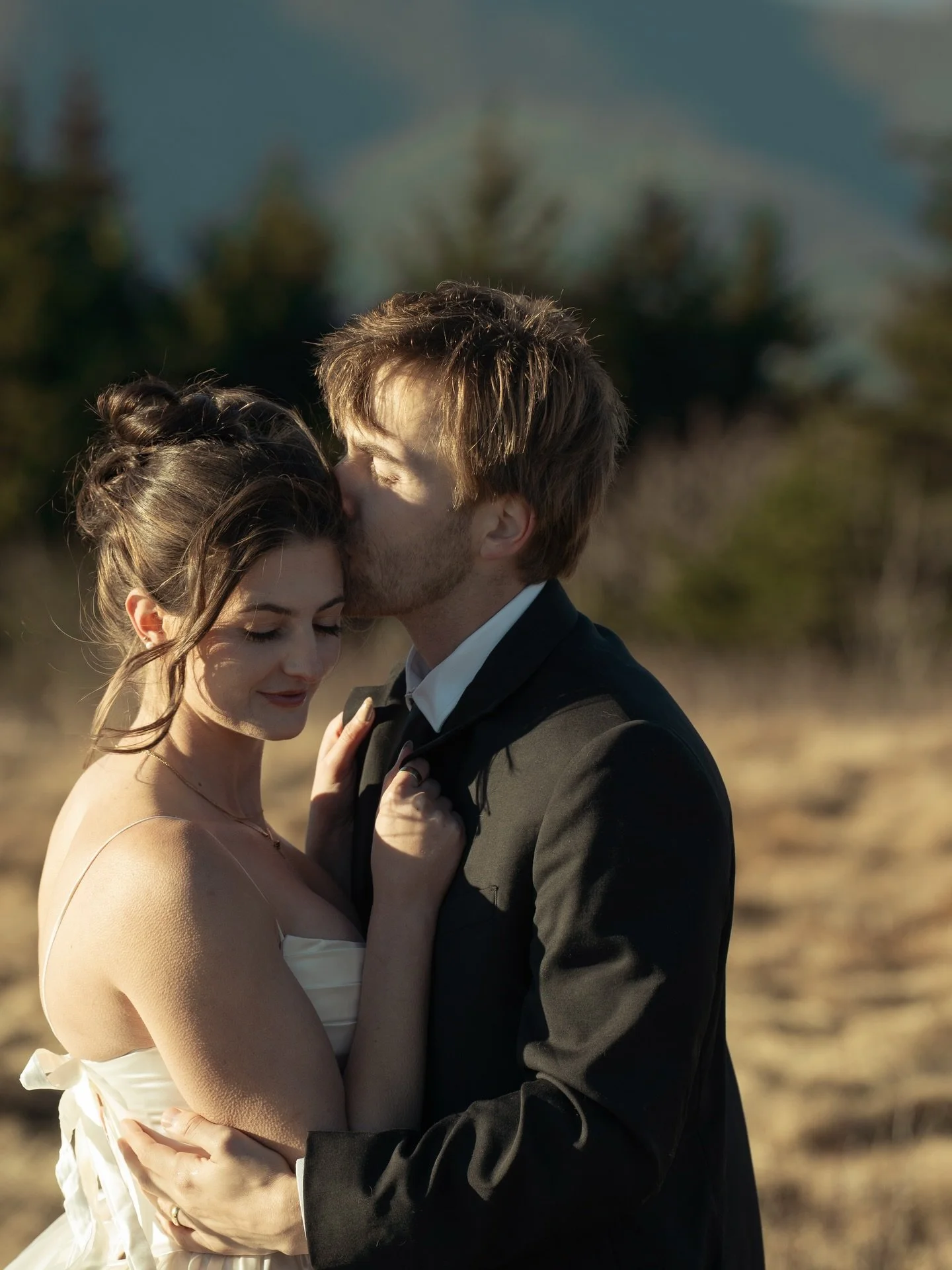 You, me, and the mountain tops. 🏔️

Now booking 2026 and 2027 weddings in North Carolina!

VENDORS:
Hosts/planning: @Hollylaurenphotography + @D.coephoto
Model couple: @Makenaandaustin 
Dress: @Dalliancegownrentals
Florals: @Propulareventsllc
Statio
