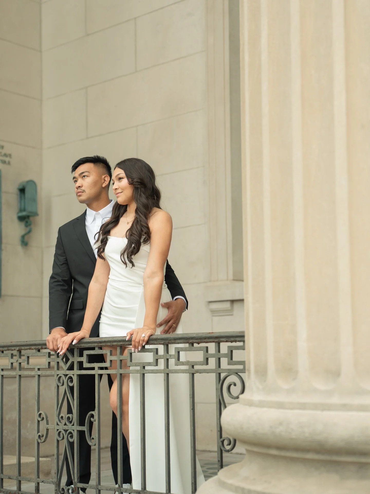 Looking back at this session has me sooo ready for warm weather again!!

Downtown Charlotte in the spring has so many spots for beautiful photos. This spot with the columns always feels super classic and clean, and honestly it&rsquo;s one of my favor