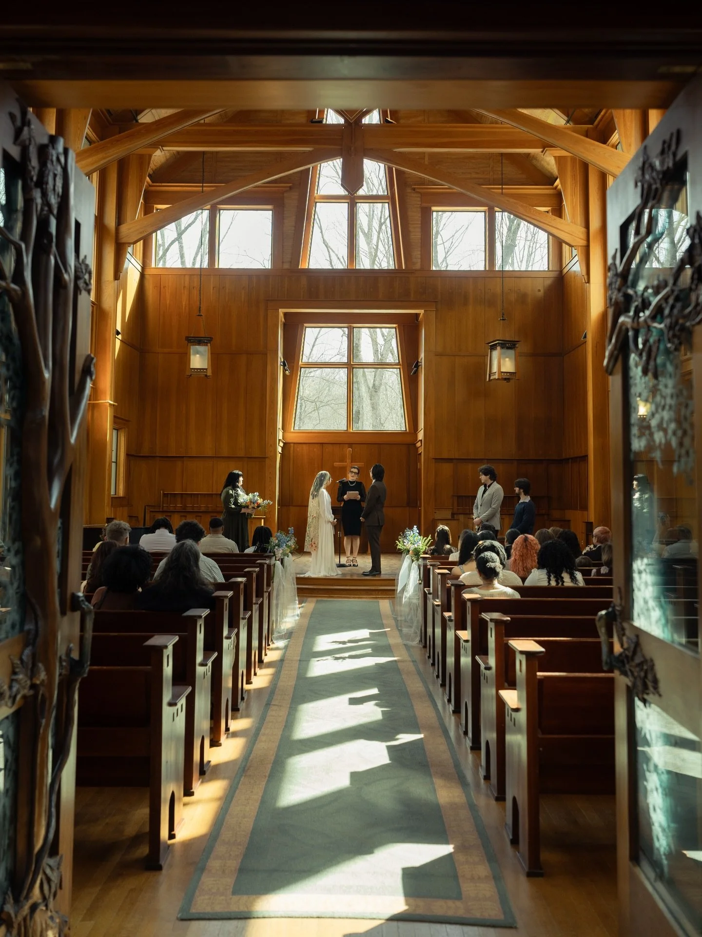 Jazmyne &amp; Juan&rsquo;s beautiful spring wedding day in March was the best way to kick off wedding season 🪻

They kept things simple in the way that matters most. Fully present, completely themselves, surrounded by people who love them well. The 