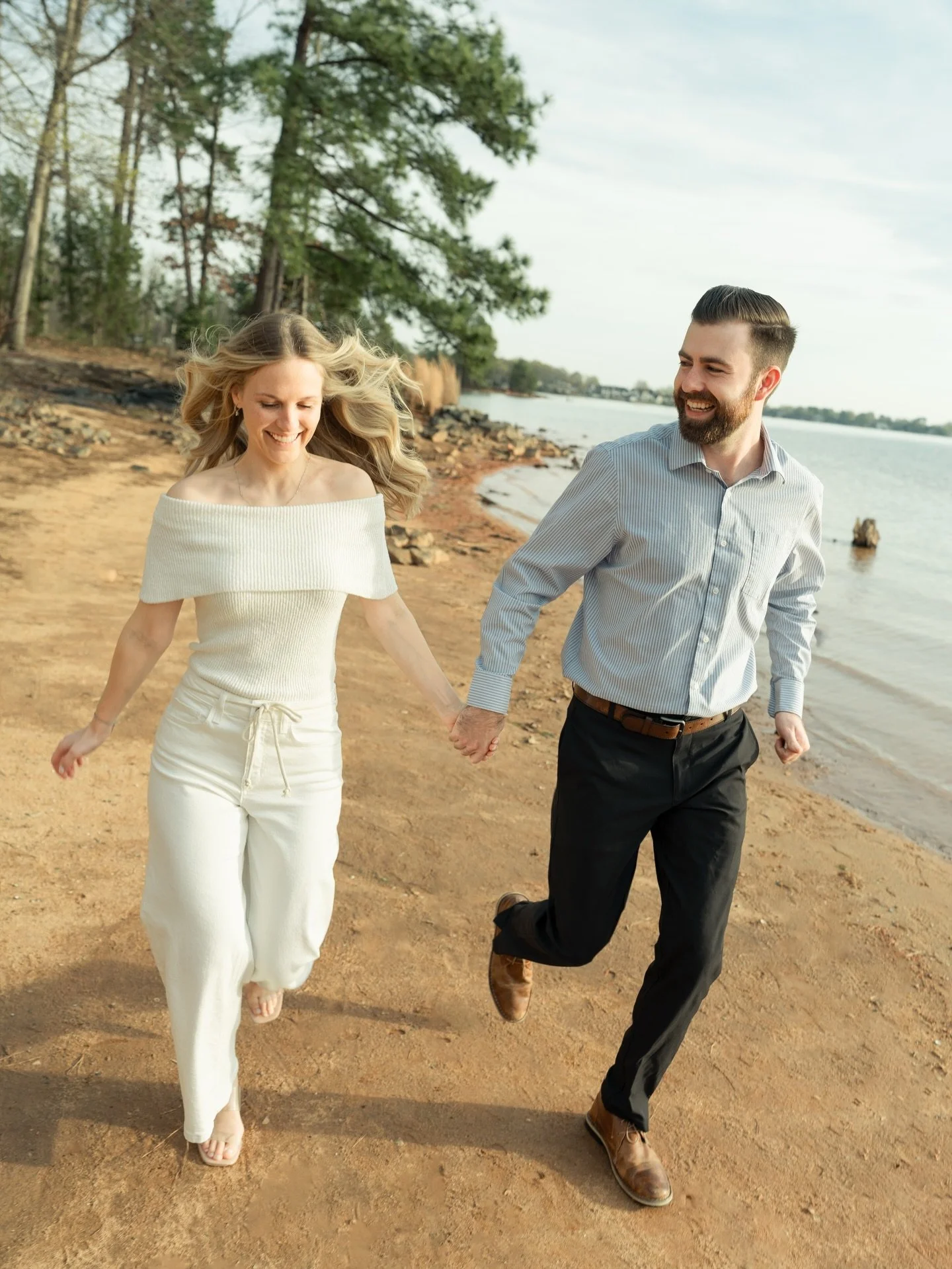 Spent the most lovely evening by the lakeside with Ellie &amp; Jared celebrating their engagement ⛵️🤍

I love capturing fun, candid moments that feel playful. Ellie &amp; Jared had the most fun skipping on the lakeshore and just enjoying each other&