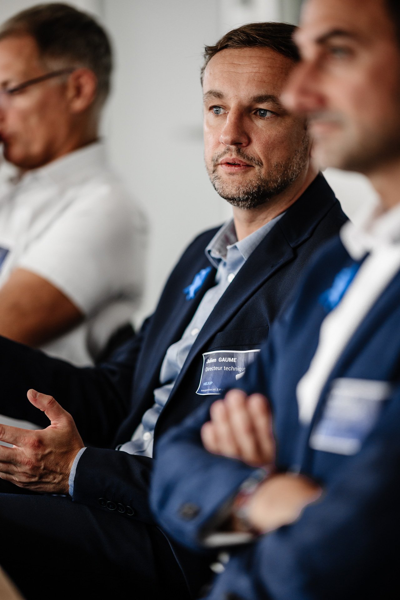 Portrait de Julien Gaume, directeur technique d’Heliup, attentif et en pleine prise de parole lors de la réunion d’inauguration à Cheylas, près de Grenoble.