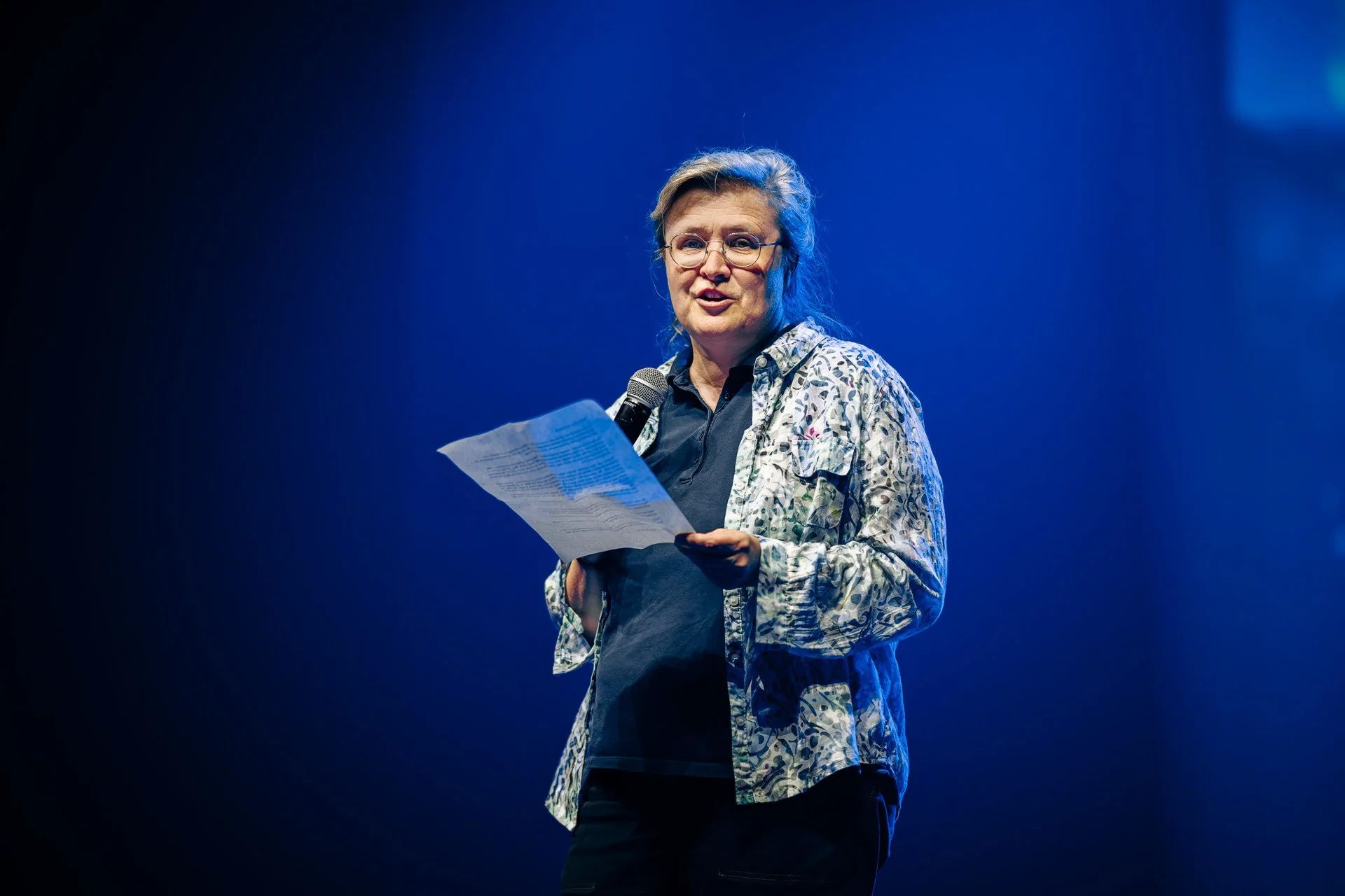 Présentation sur scène de la directrice du programme devant le public avec projection CBH Graduate School, lors du gala UGA à Grenoble.