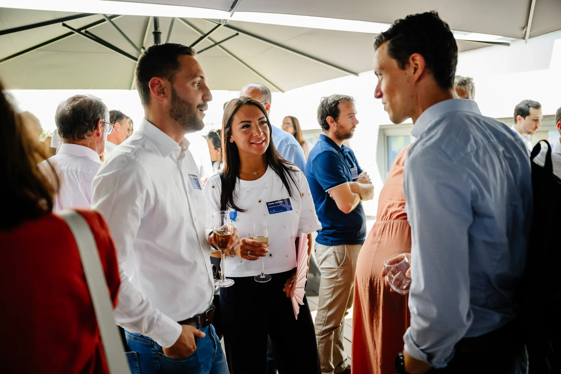 Échanges conviviaux autour du bar lors du cocktail de l’inauguration Heliup.