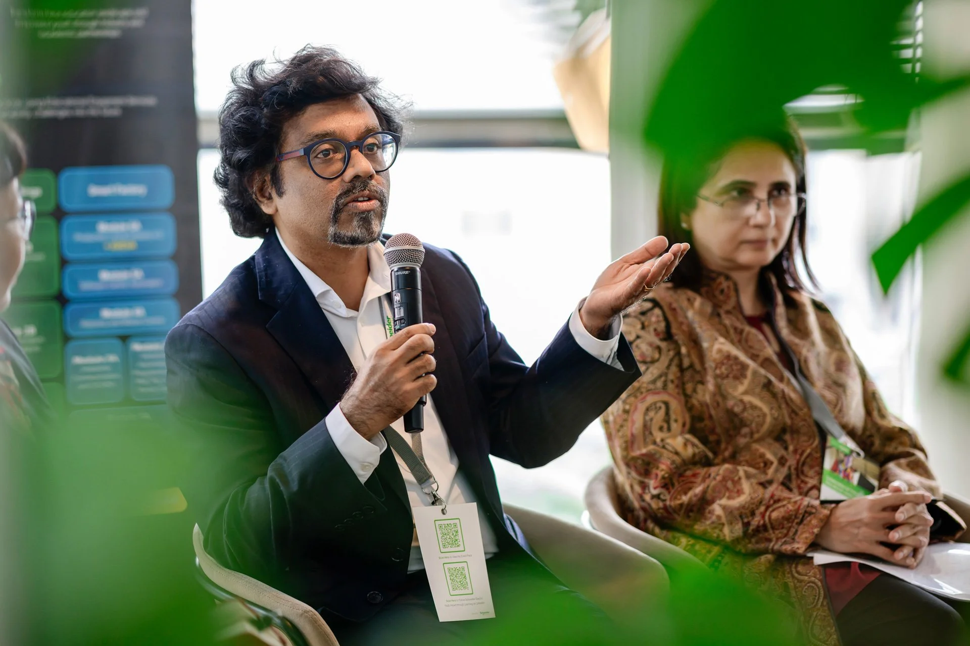 Échanges conviviaux entre participants – événement professionnel Schneider Electric