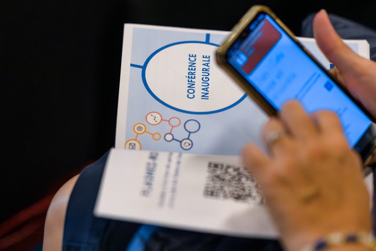 Participant consultant le programme de la conférence inaugurale des Assises de l’AFIGESE 2024.