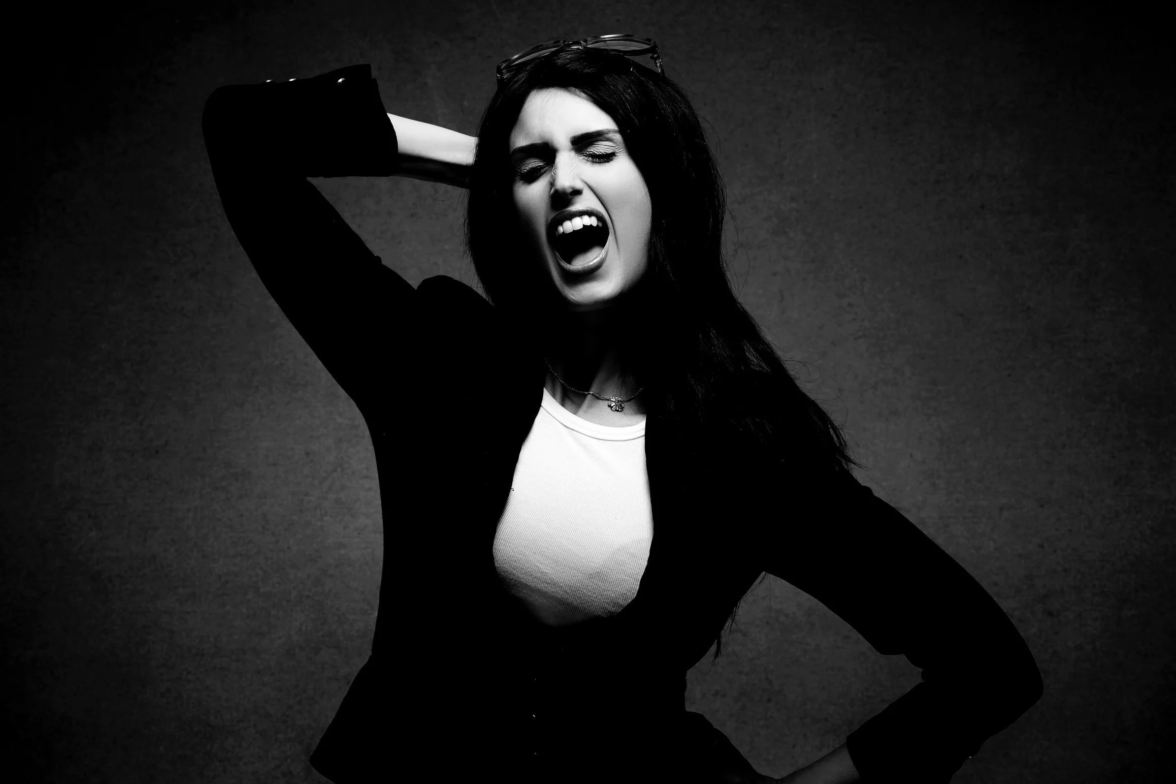 Portrait créatif noir et blanc Grenoble artiste