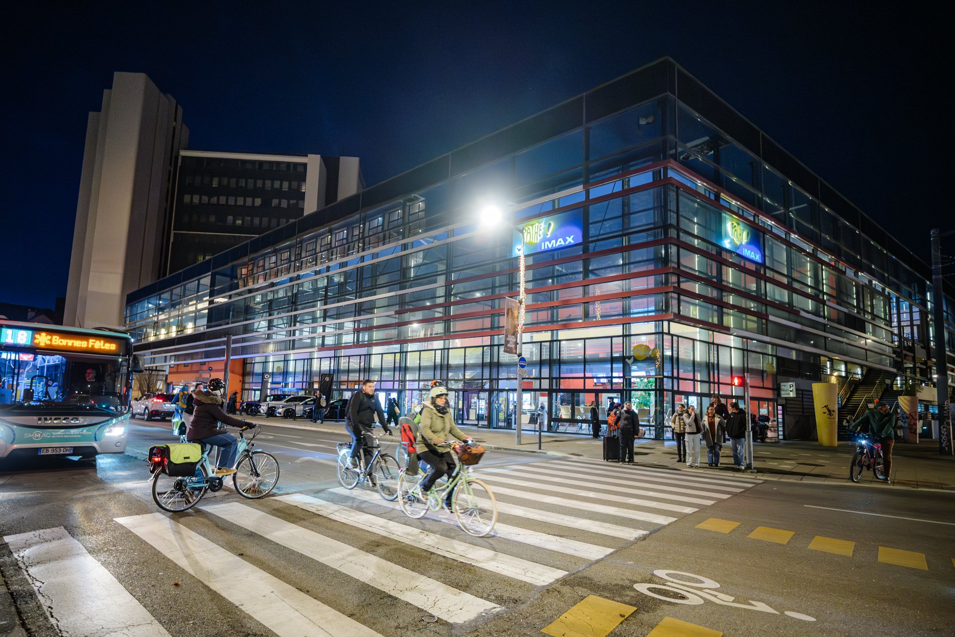Façade du cinéma Pathé Chavant à Grenoble de nuit lors de l’événement client Legal2digital