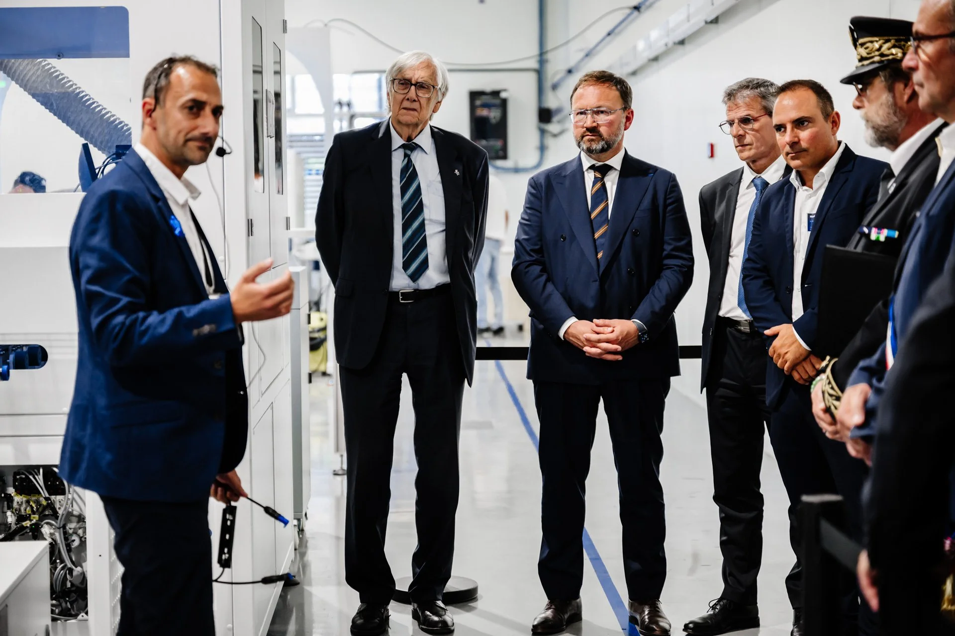 Présentation technique de la chaîne de production des panneaux photovoltaïques Heliup devant les officiels.