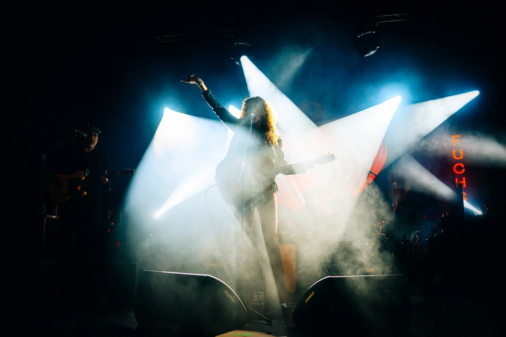 Artiste sur scène lors d’un événement professionnel à Paris photographié en conditions scéniques