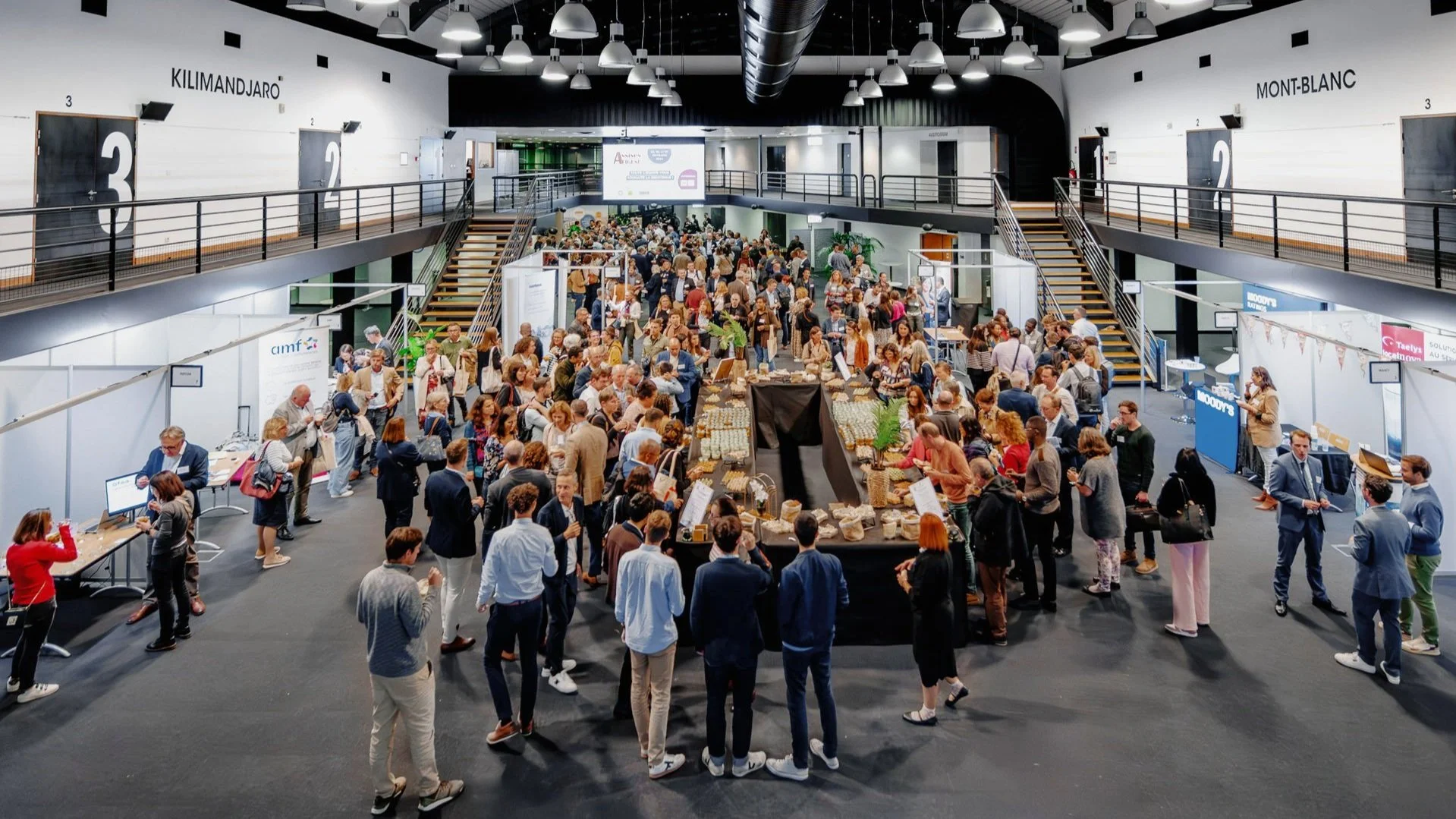 Salon professionnel au World Trade Center Grenoble, avec stands, networking et forte affluence.