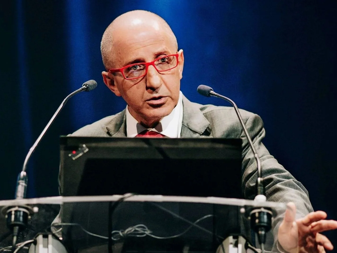 intervenant-pupitre-conference-professionnelle-reportage-photo.jpg