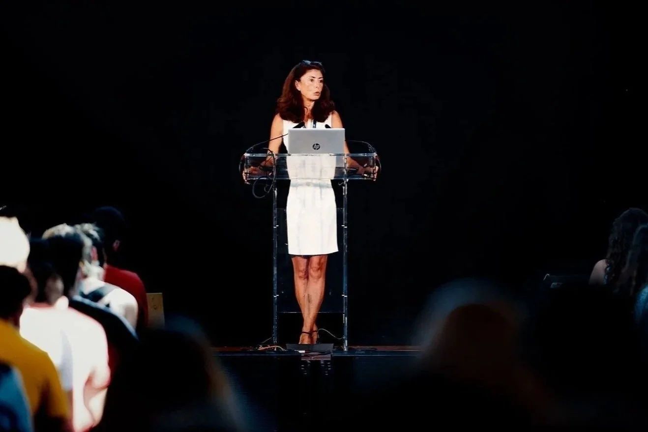 conference-gem-intervenante-scene-photographe-evenement-grenoble.jpg