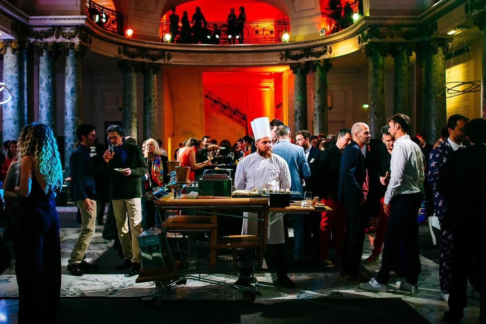 Vue d'ensemble d'un buffet au milieu des participants à une soirée corporate prise par photographe professionnel grenoble
