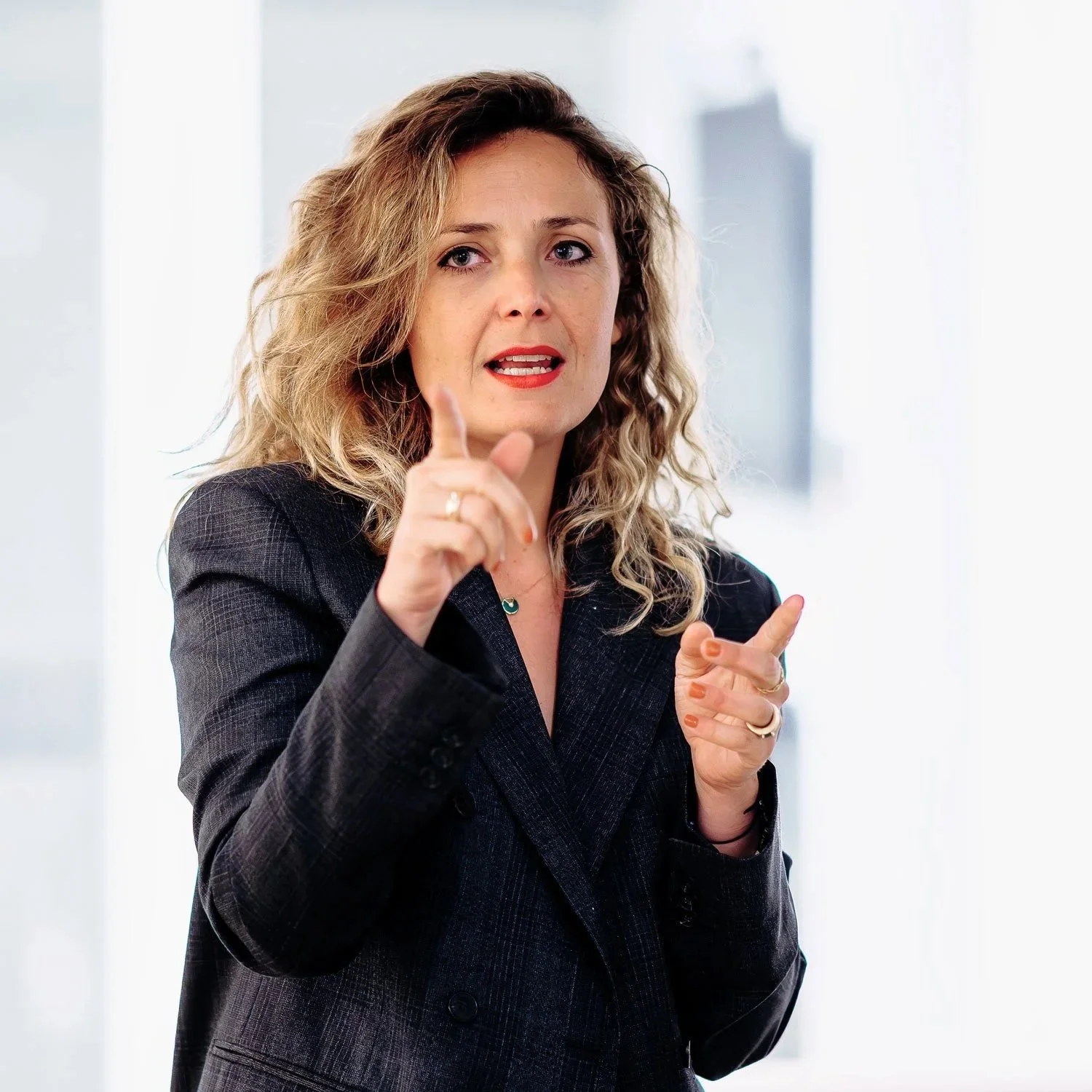 Prise de parole sur scène pendant un séminaire d’entreprise en reportage photo professionnel