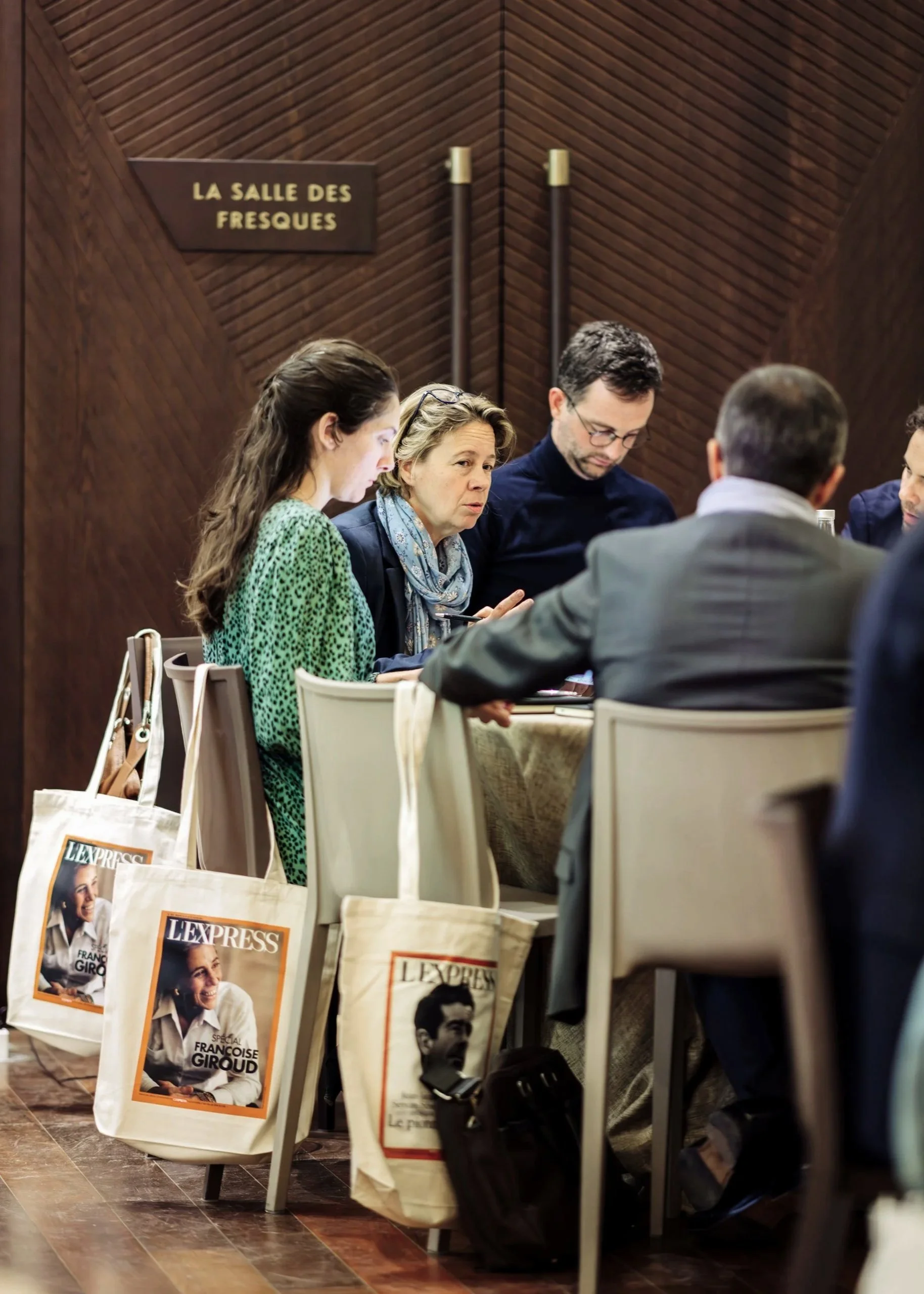 Moments d’échanges et de networking lors d’un séminaire d’entreprise photographié en reportage