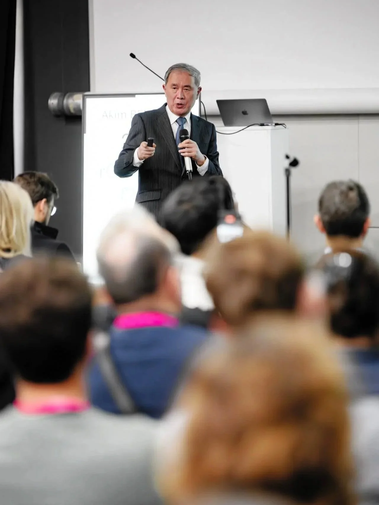 conférencier s'adresse au public capté par photographe grenoble