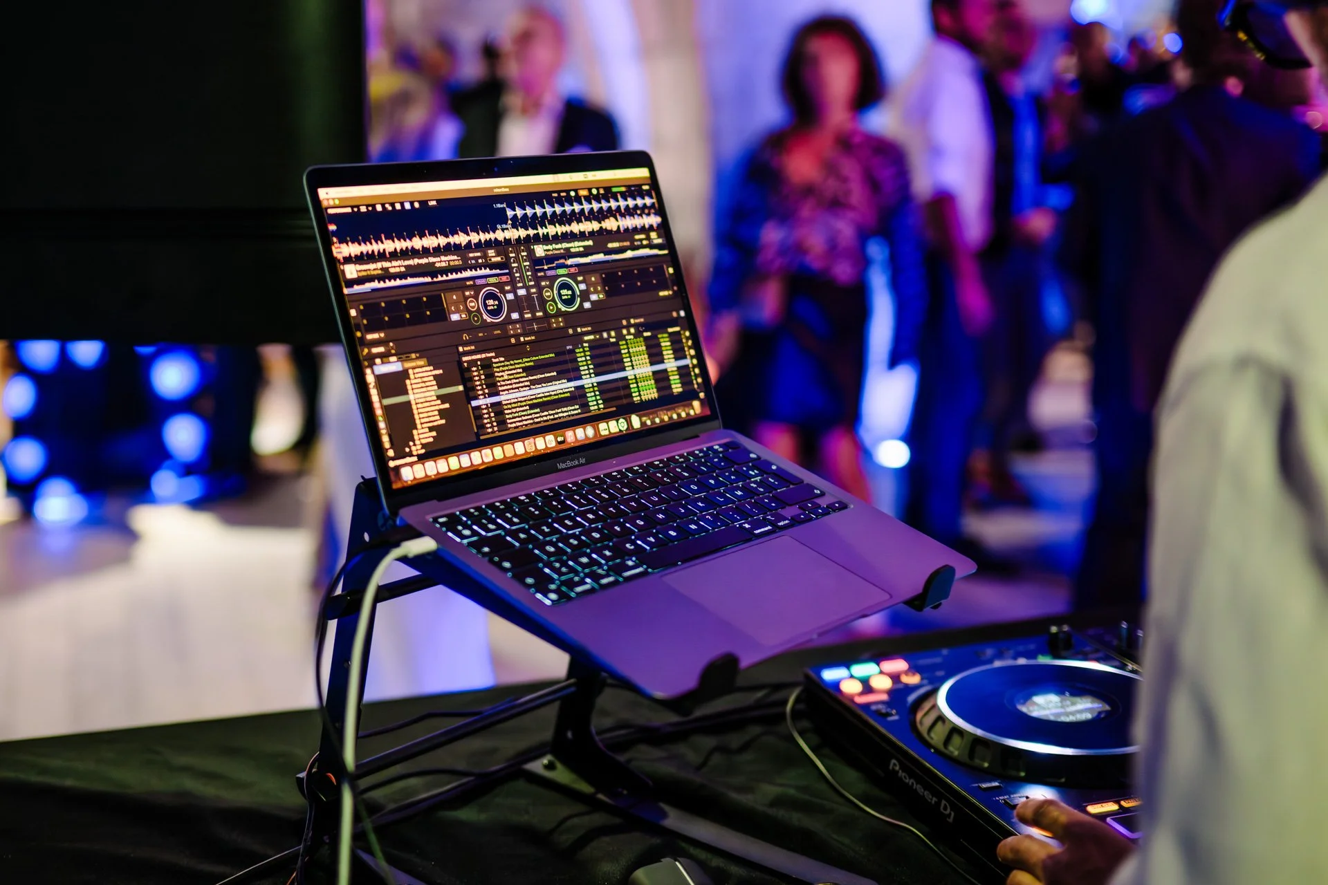 Animation musicale avec DJ lors d’une soirée d’entreprise à Grenoble photographiée en reportage événementiel