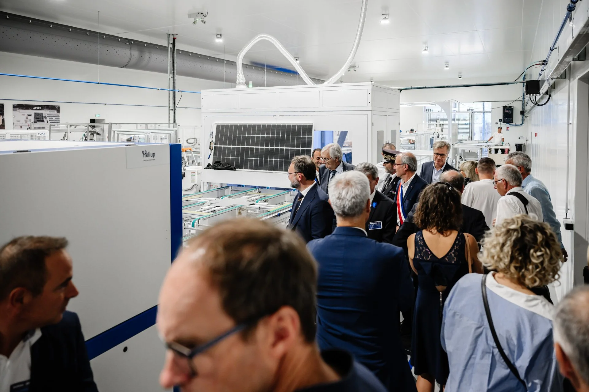 Visite guidée de la nouvelle ligne de production avec les représentants institutionnels et industriels.