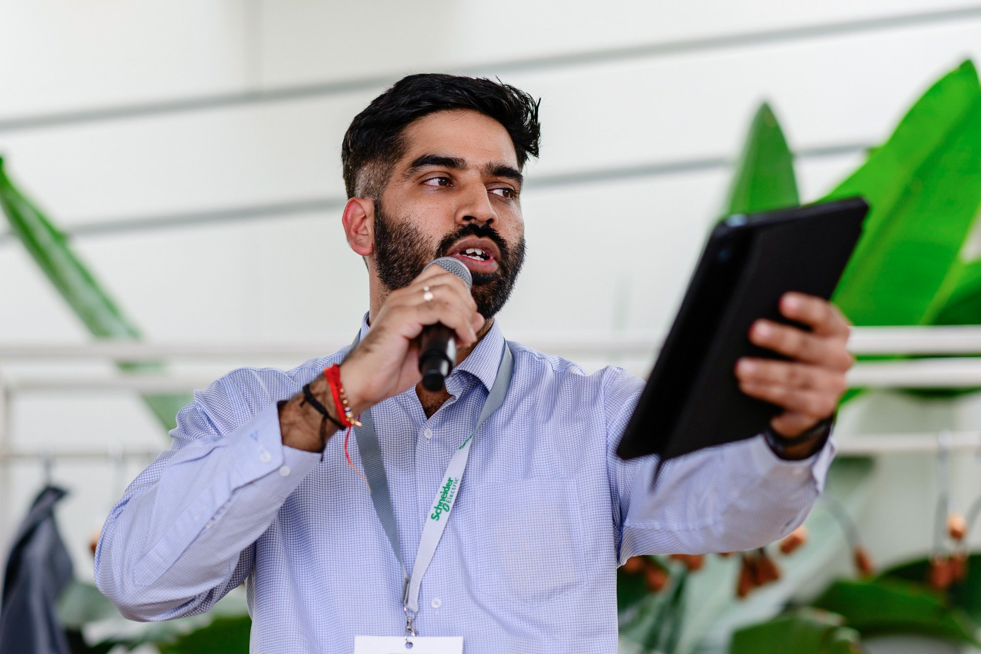 Portrait spontané d’une participante pendant les échanges – reportage photo d’événements