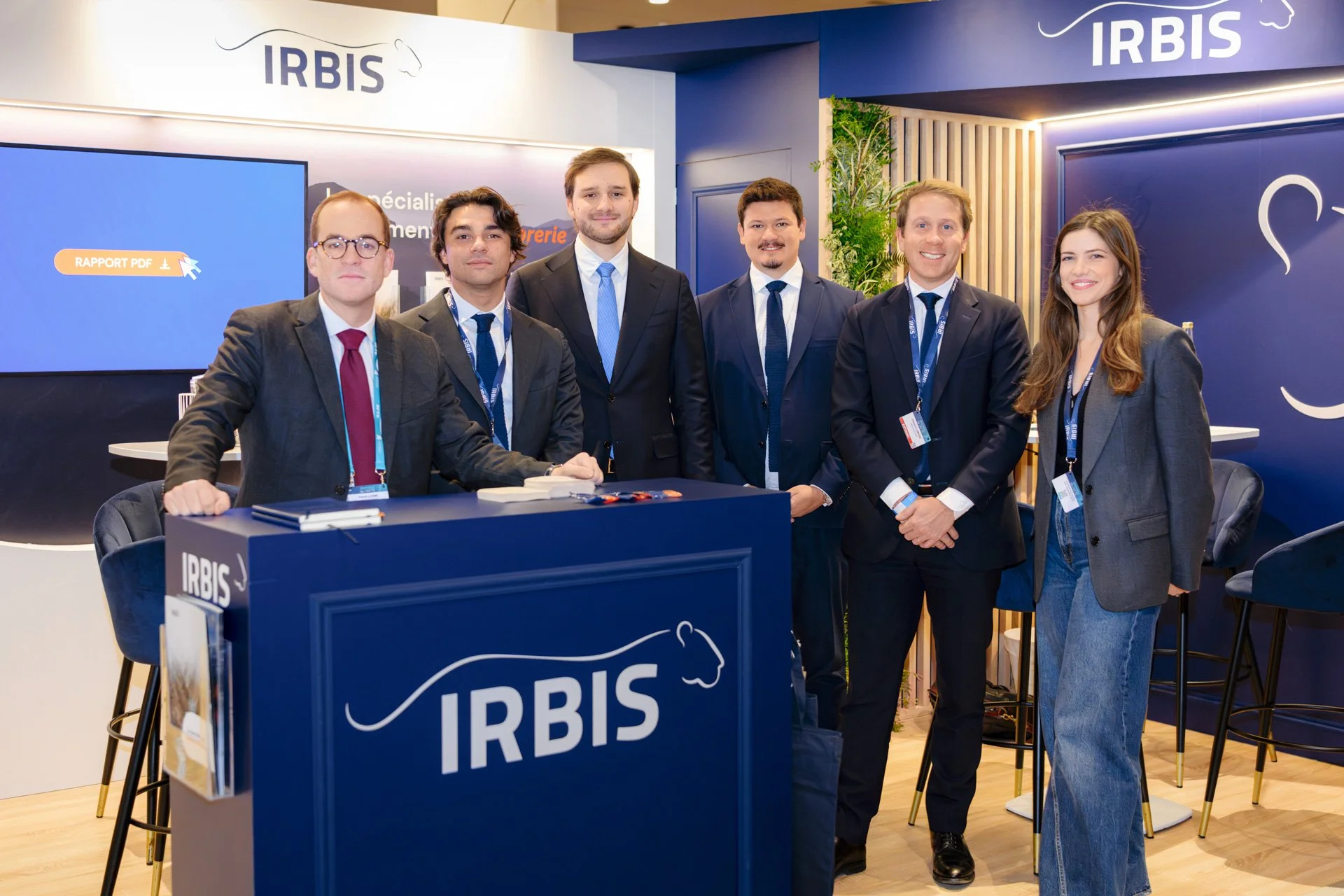 Équipe du stand IRBIS photographiée lors des Journées AFTE 2025, reportage salon professionnel à Paris La Défense.