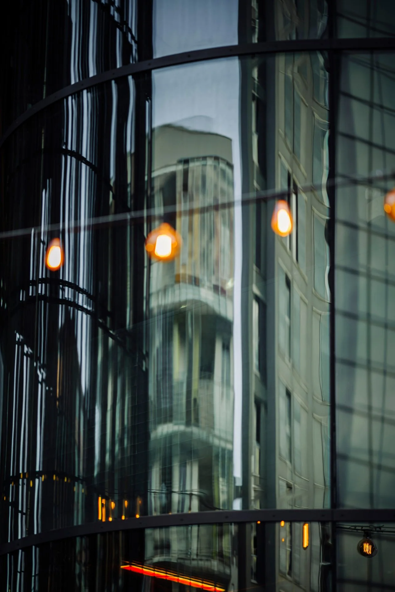 Reflets urbains sur la façade vitrée de La Belle Électrique à Grenoble lors de la soirée CBH Graduate School.