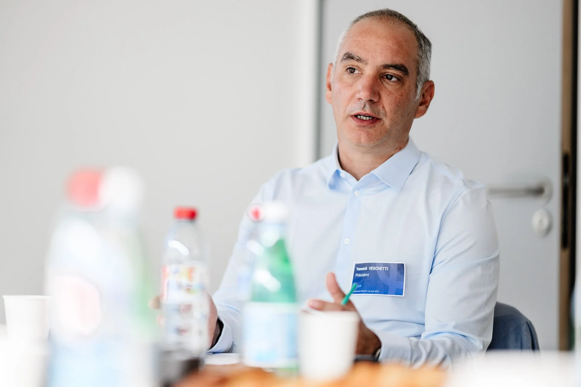  Yannick VESCHETTI, président d’Heliup, répondant aux questions des journalistes