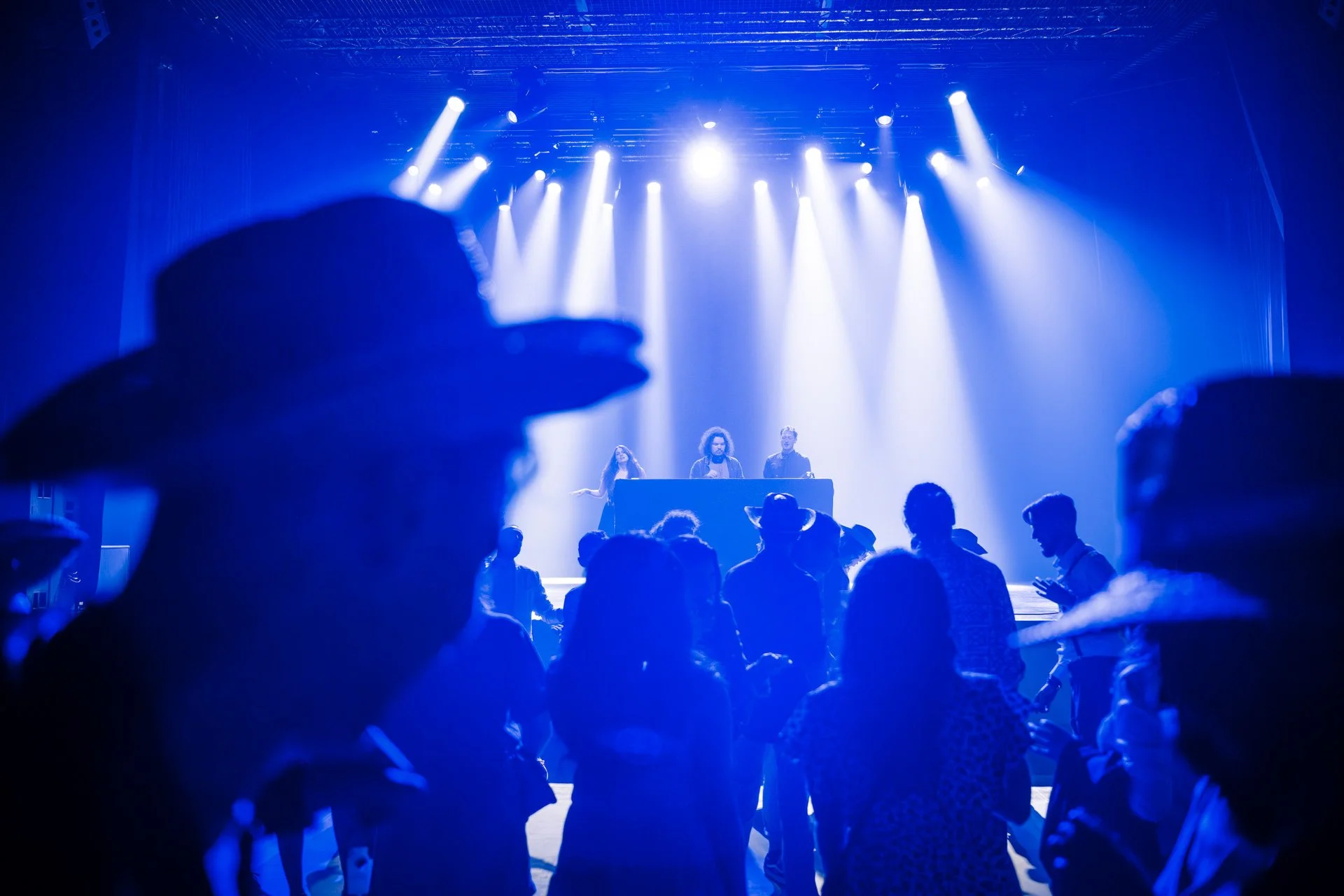 Vue d’ensemble du dancefloor avec DJ et jeux de lumières bleues lors de l’événement CBH Graduate School à La Belle Électrique.