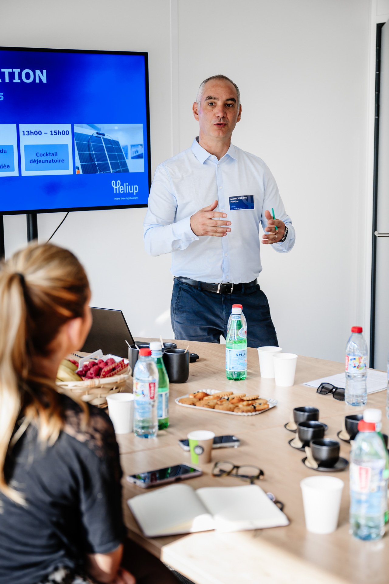 Intervention de Yannick VESCHETTI, président d’Heliup, devant l’écran de présentation lors de la cérémonie d’inauguration à Cheylas, près de Grenoble.