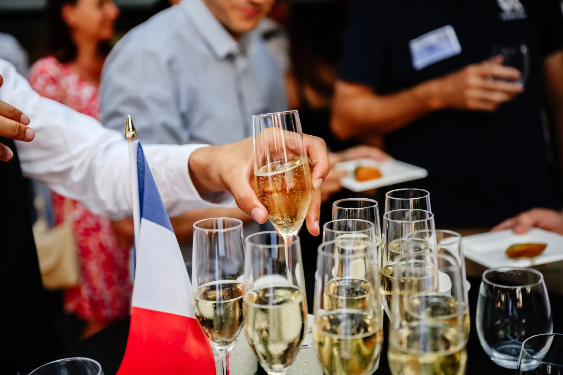 Service de coupes de champagne décoré d’un petit drapeau français pour célébrer l’inauguration Heliup