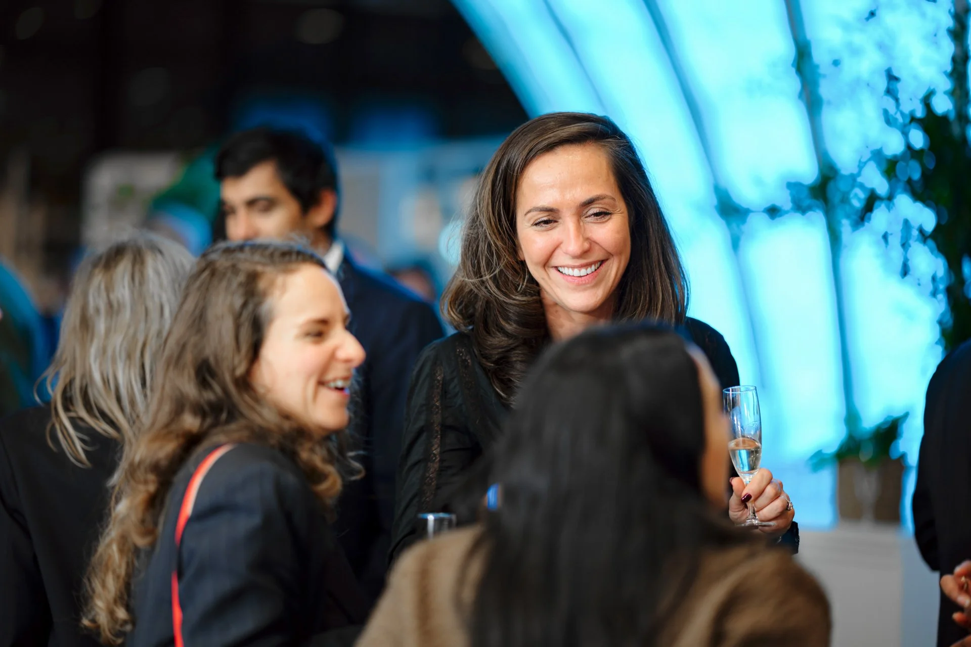 Groupe de participantes échangeant autour d’un verre lors du cocktail networking des Journées de l’AFTE 2025, ambiance conviviale photographiée par un photographe événementiel.