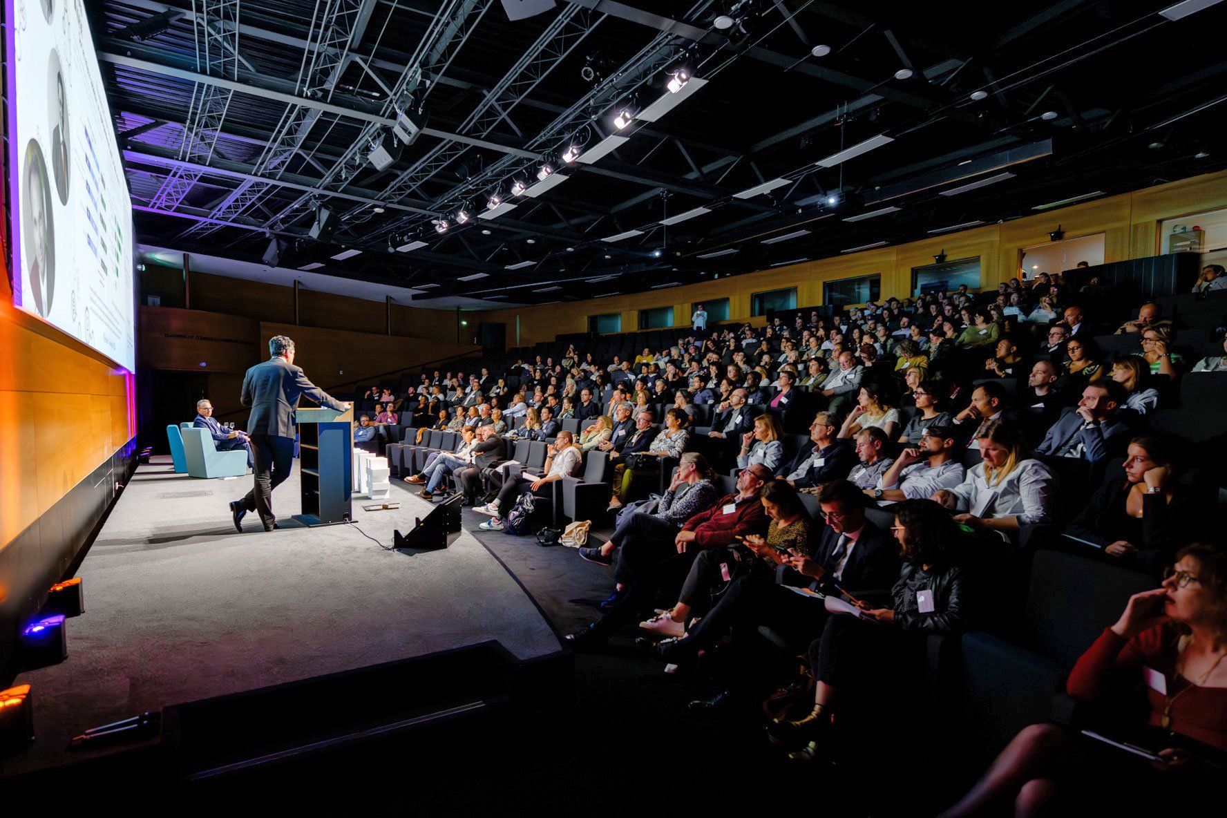 photographe événementiel professionnel lors d’un événement d’entreprise