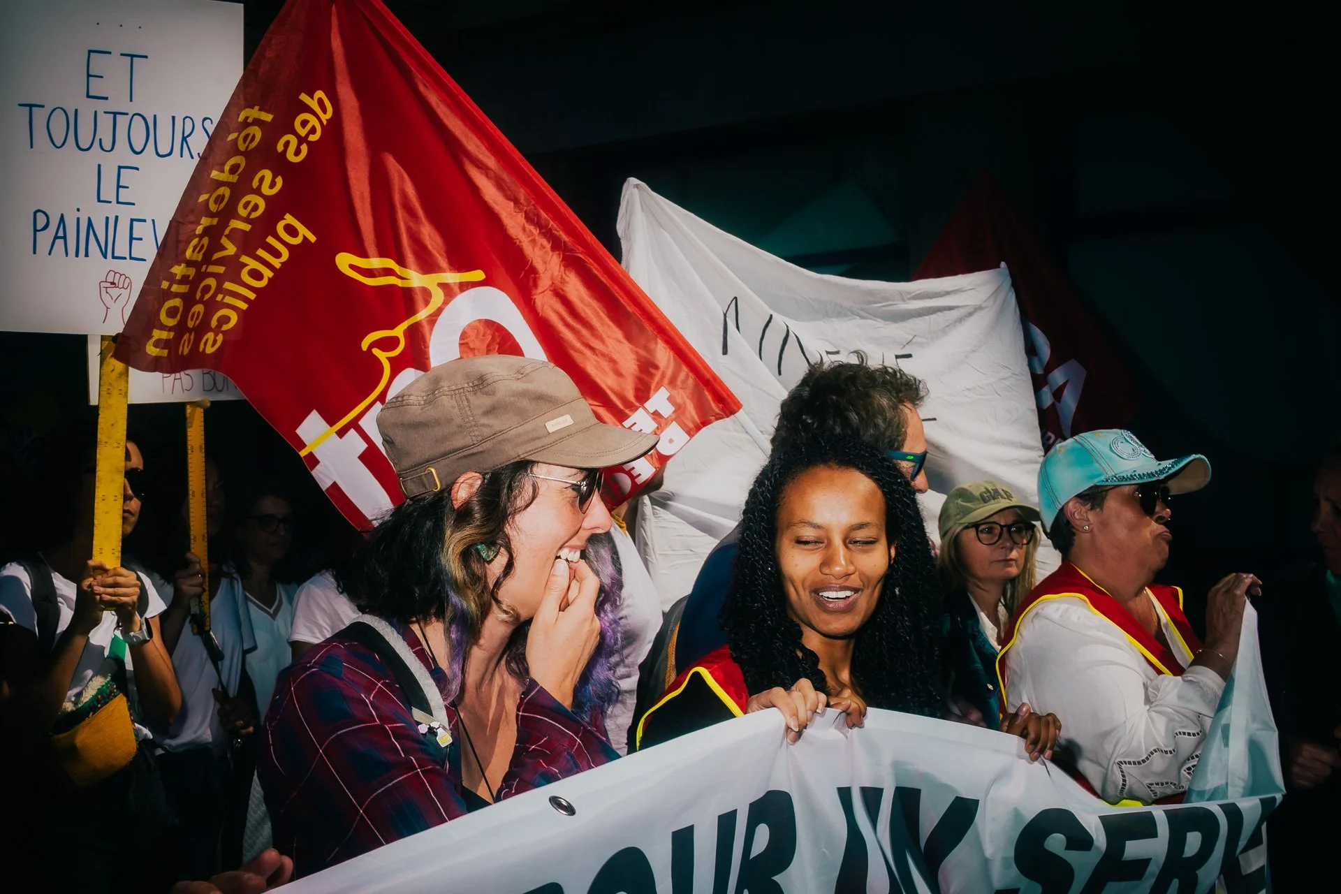 discussion de deux manifestantes dans le cortège amusées