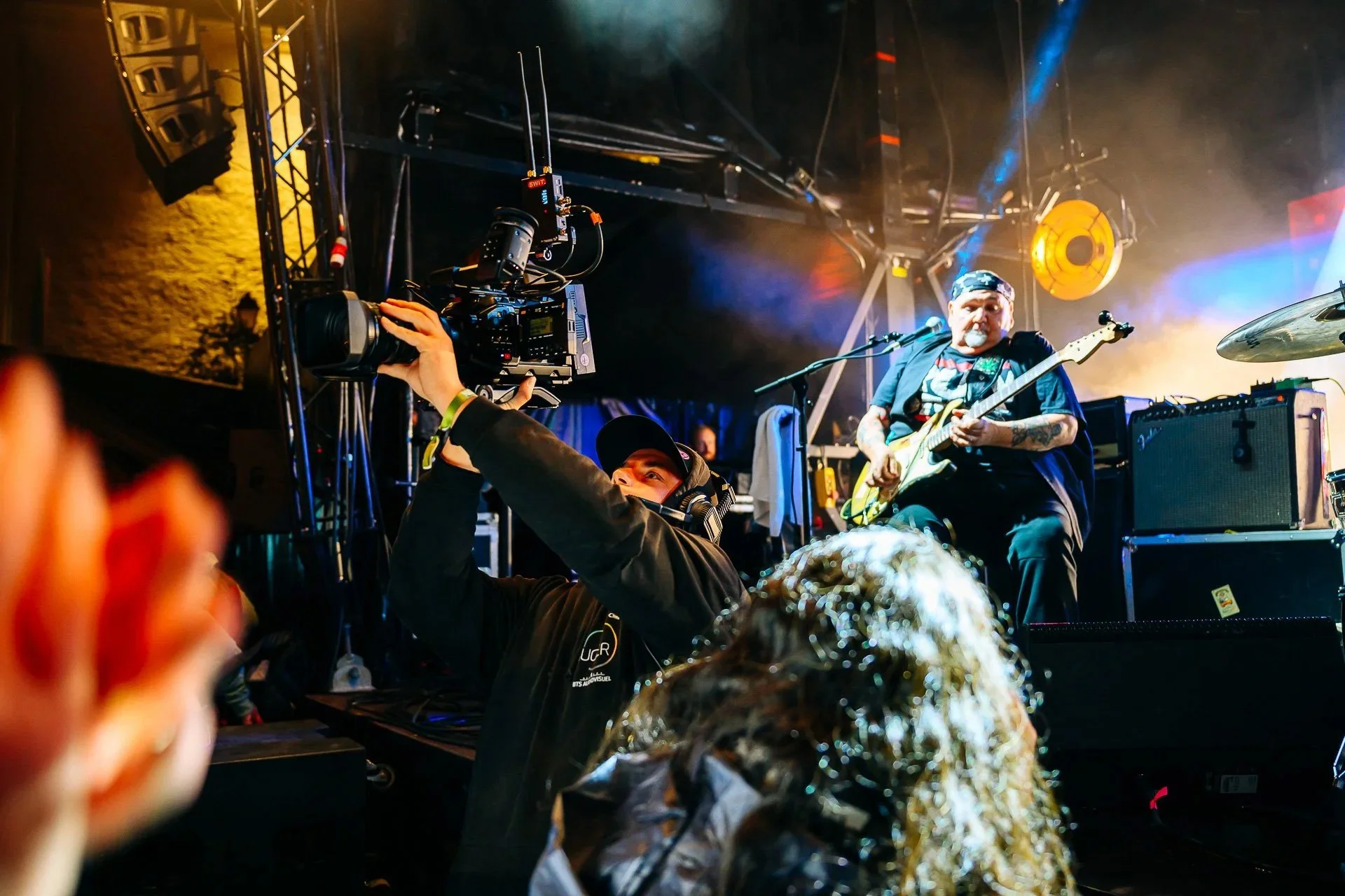 Captation vidéo pendant le concert, immersion dans les métiers de l’événementiel et du live.