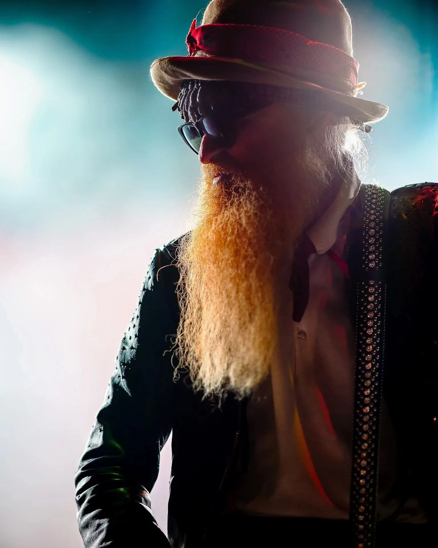 Portrait d’un musicien sur scène pendant un concert à Grenoble, jeu de lumières et expression intense du live.